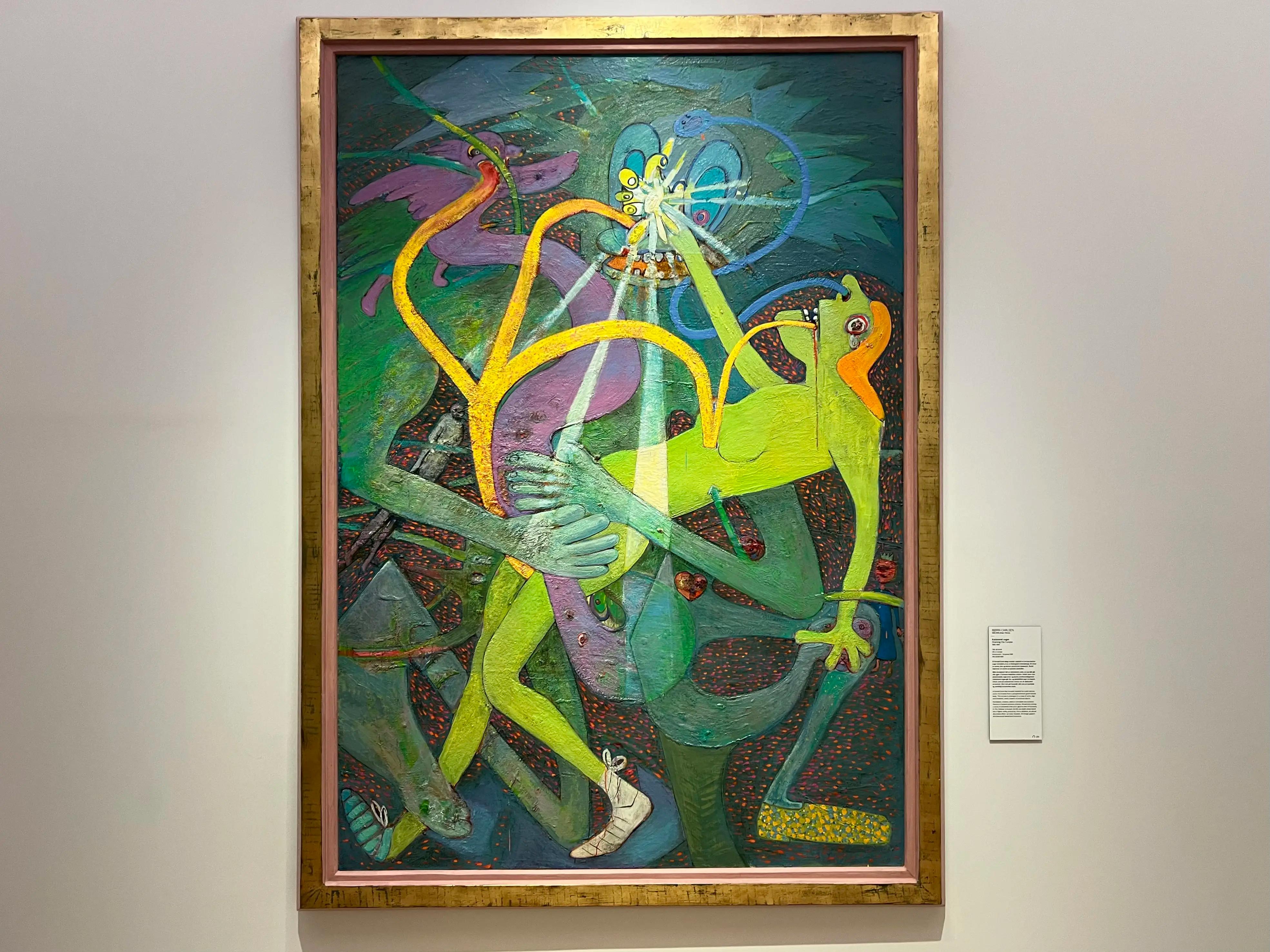 Høyt, fargerikt maleri med grønne og lilla figurer som flettes sammen i en mørk komposisjon.