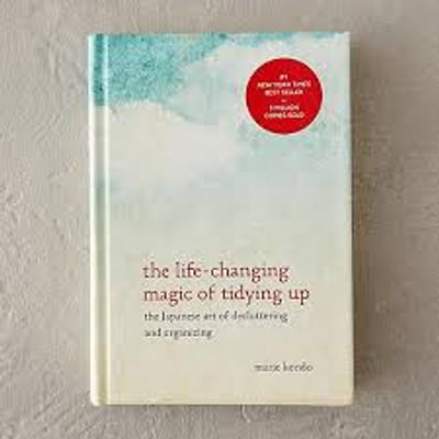 Cover of The life-changing magic of tidying up. The Japanese art of decluttering and organizing by Marie Kondo