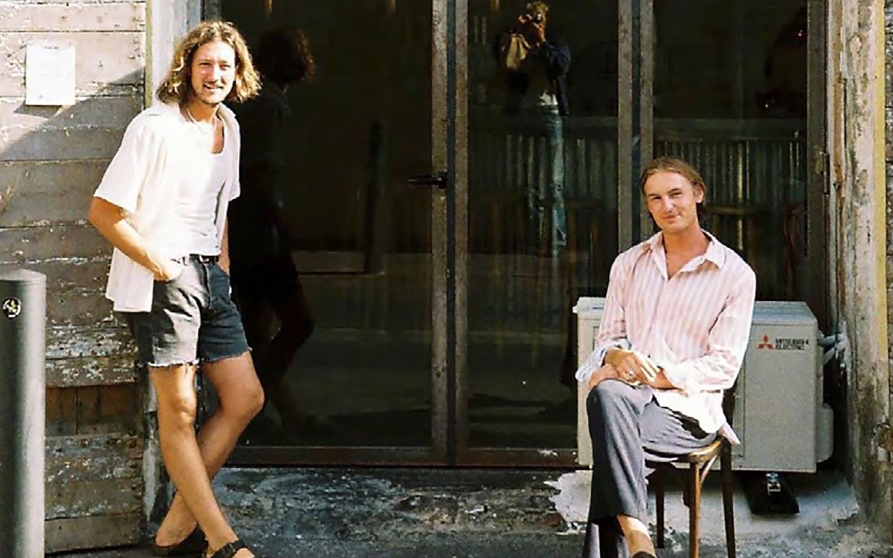 Photo de Nikolaj et Max devant leur restaurant Ivresse