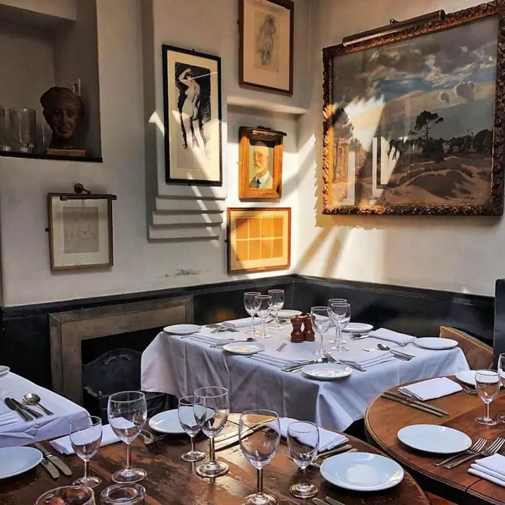 Art and table settings in London restaurant