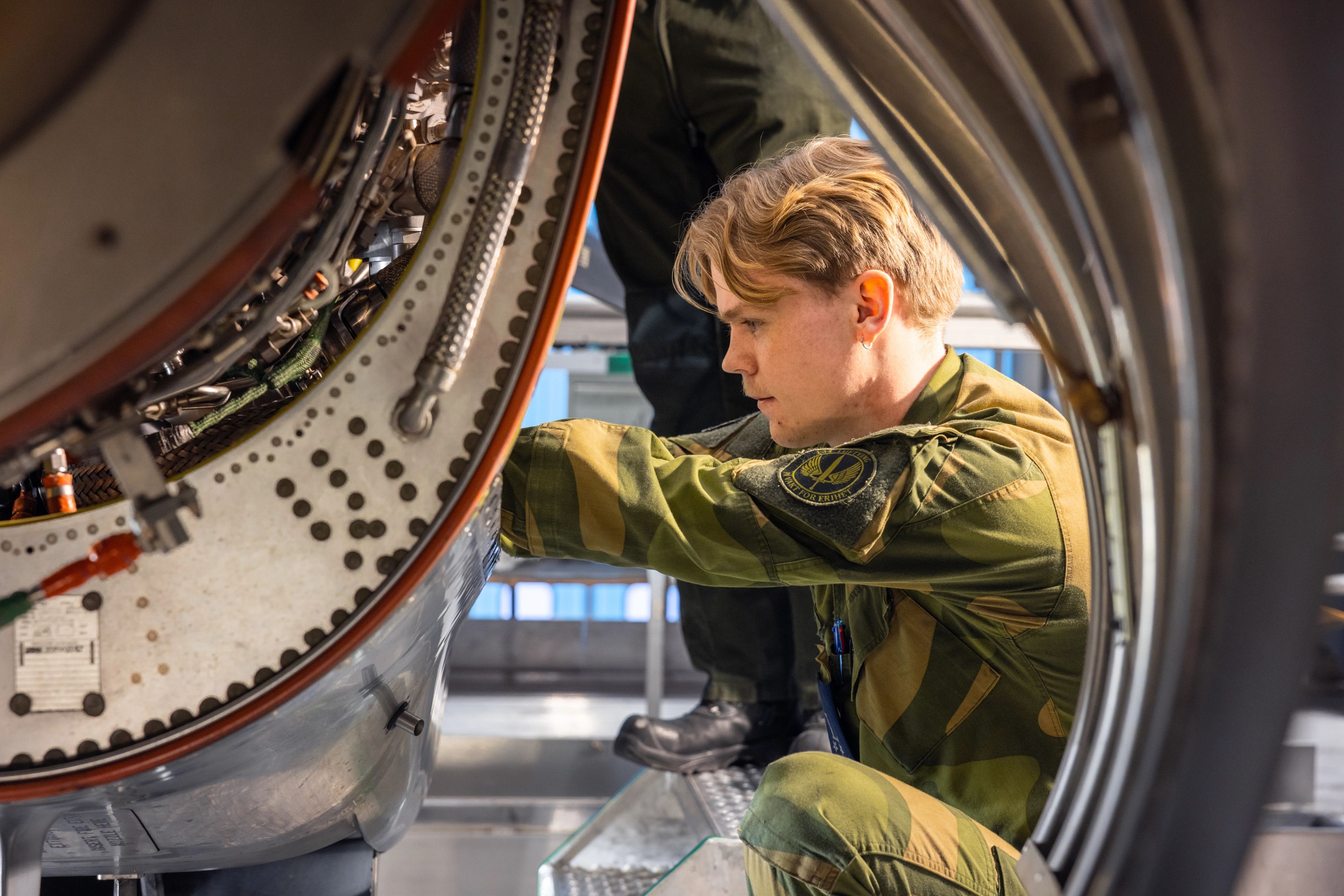mekaniker skrur på fly