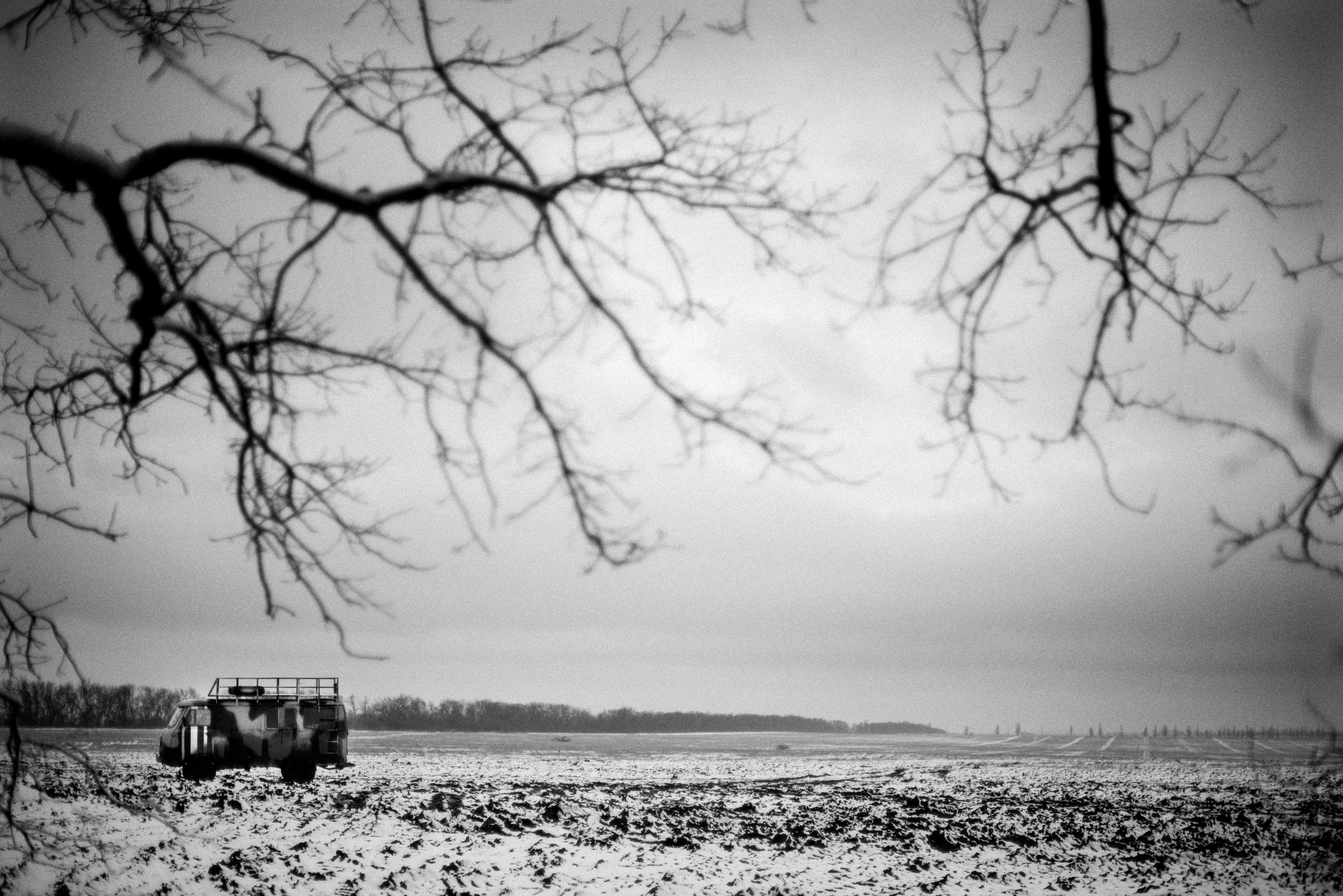 En enslig bil ved fronten. For 12 år siden hadde Ukrainske styrker ikke det beste utstyret men de kjempet med det de hadde mot fienden. Foto: Torgrim Halvari