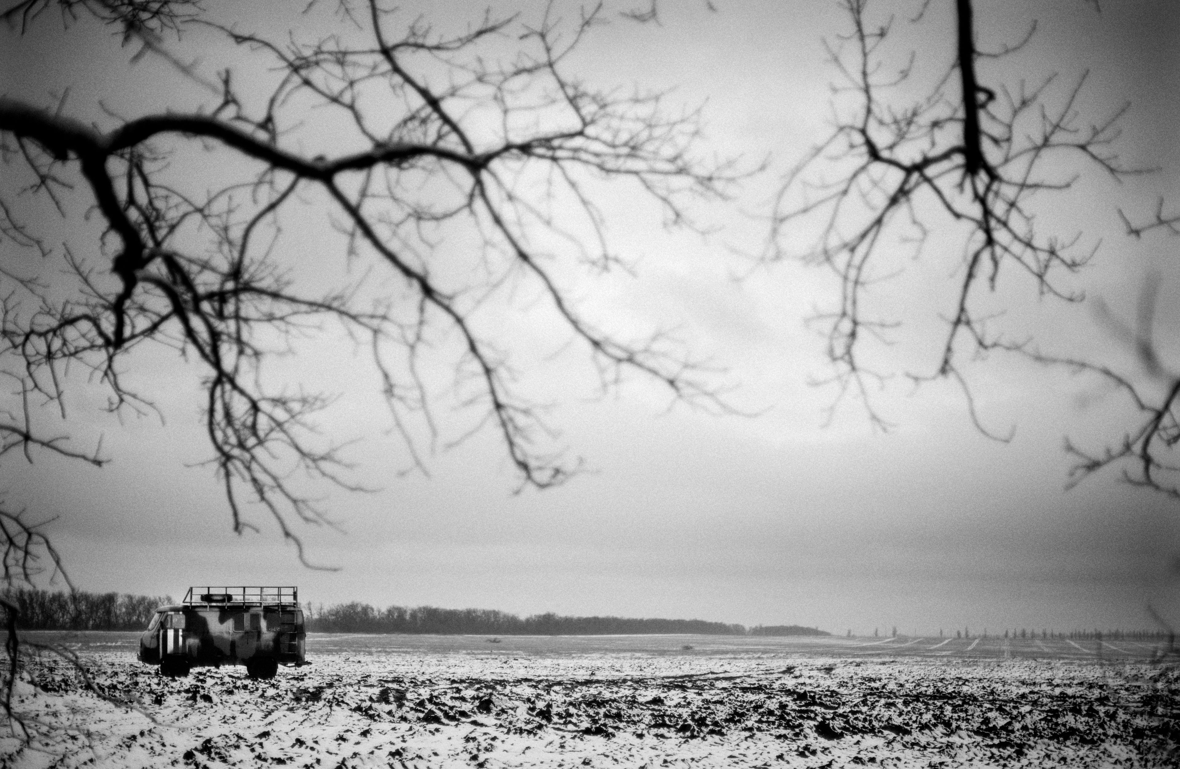 En enslig bil ved fronten. For 12 år siden hadde Ukrainske styrker ikke det beste utstyret men de kjempet med det de hadde mot fienden. Foto: Torgrim Halvari