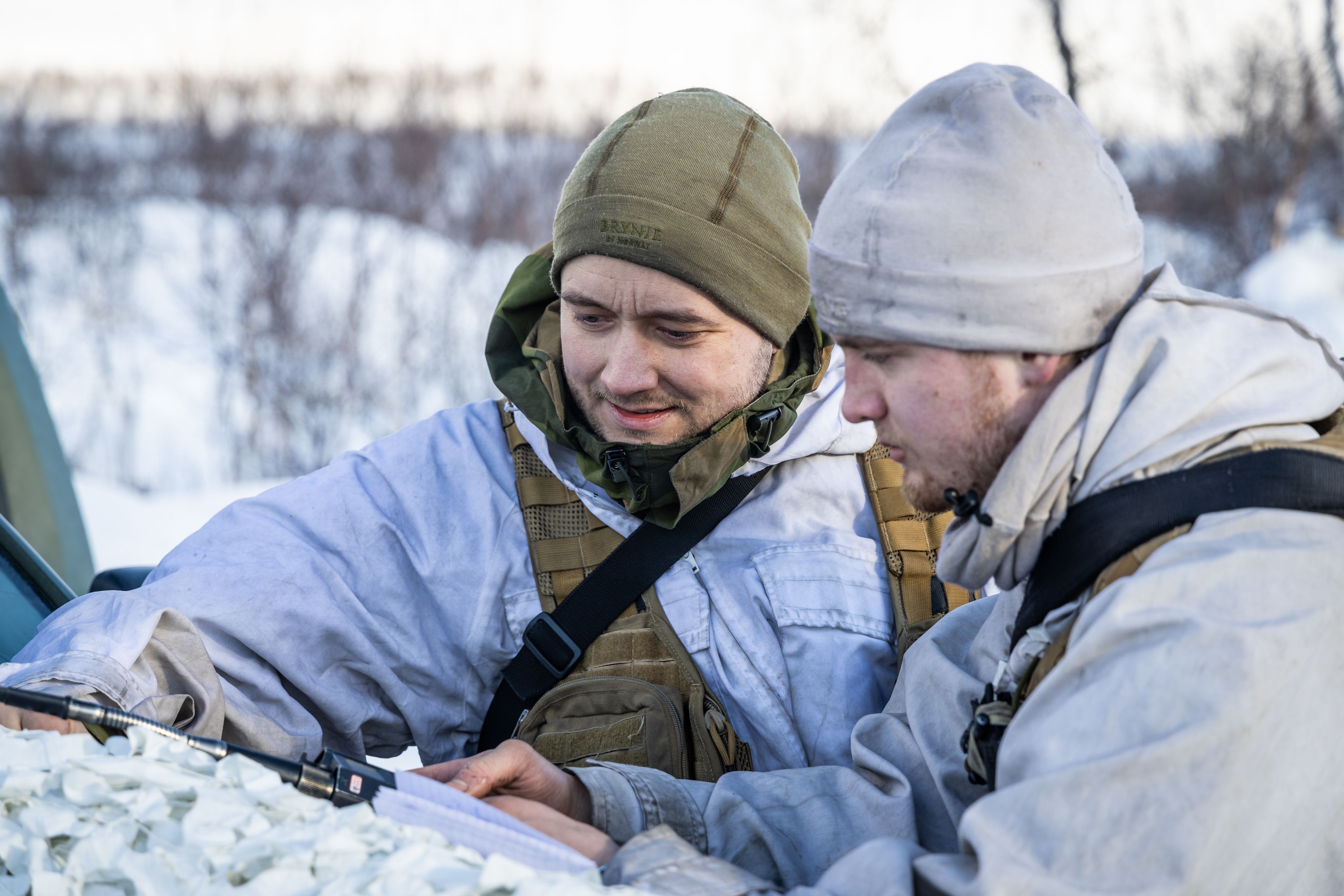 To personer leser kart