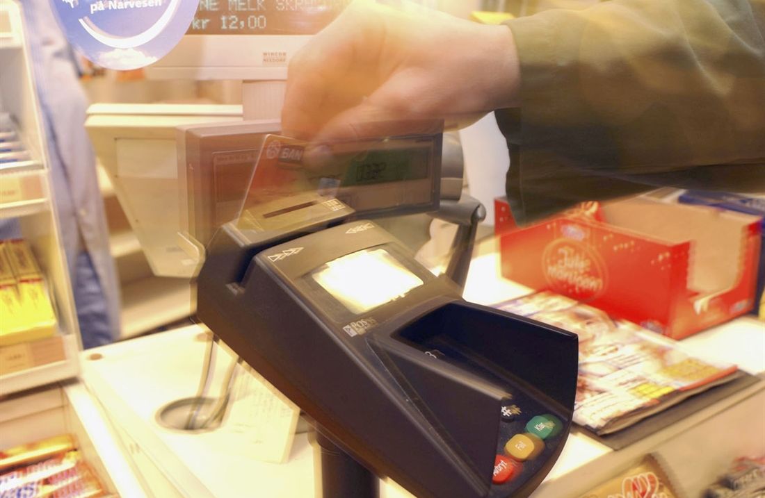 Mann som trekker kortet i en kortleser