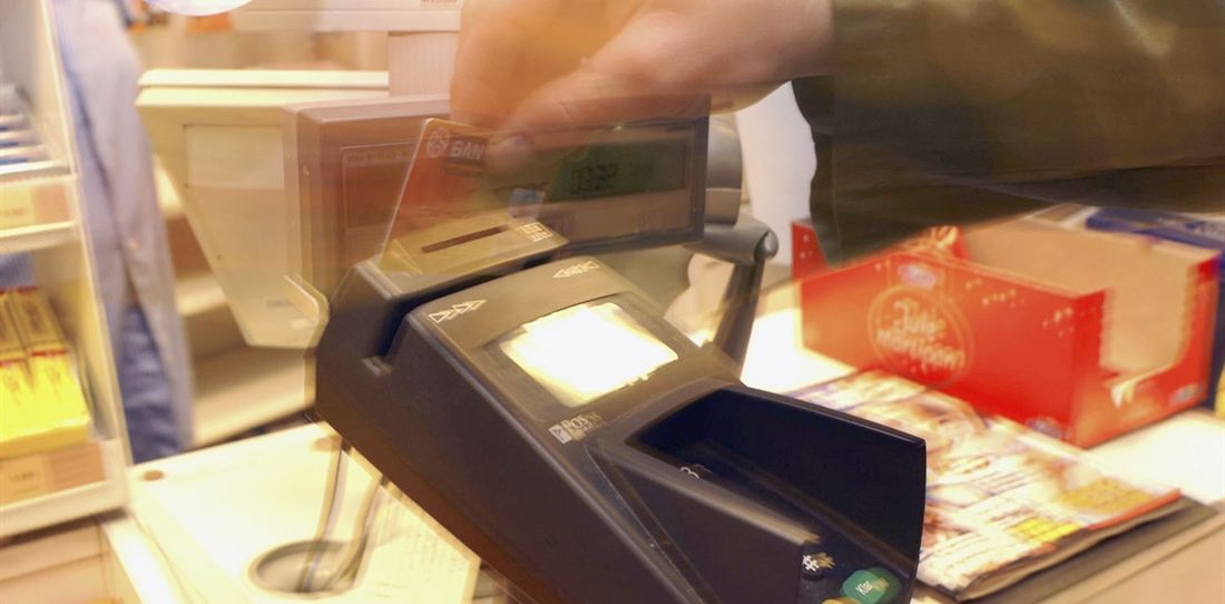 Mann som trekker kortet i en kortleser