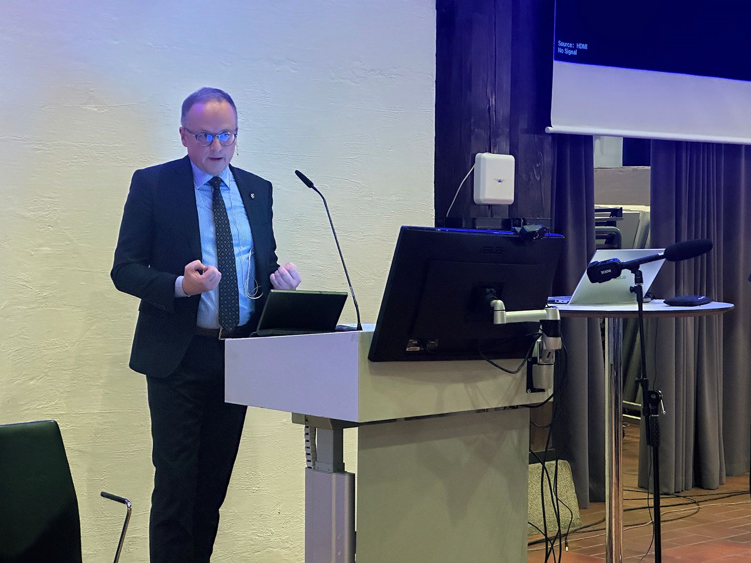 Professor Kjell Inge Bjerga fra Institutt for Forsvarsstudier åpnet i går Norsk Forsvarsforening sitt årlige høstseminar med et historisk blikk på langtidsplanlegging i Forsvaret. Foto: Torgrim Halvari