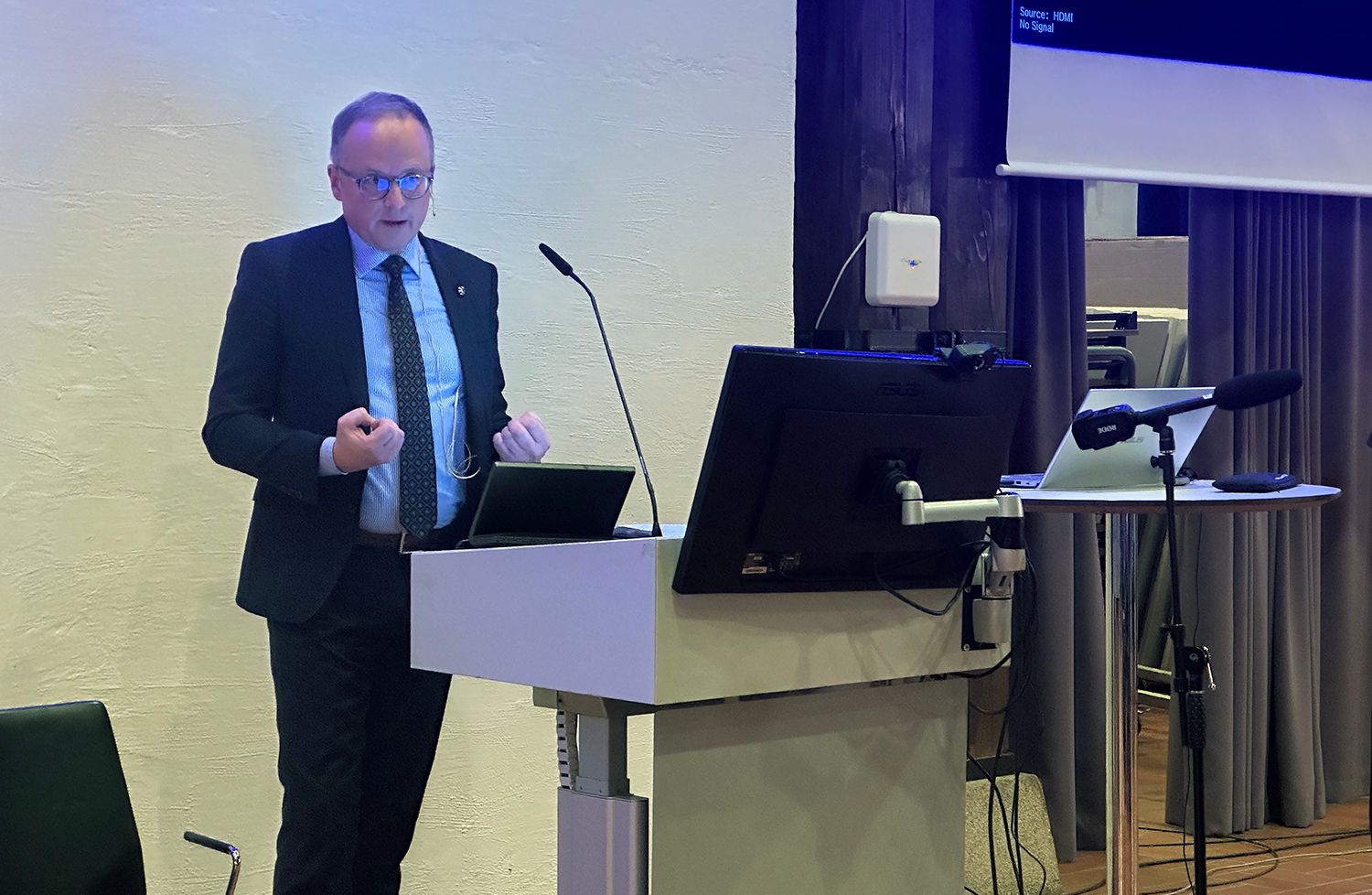 Professor Kjell Inge Bjerga fra Institutt for Forsvarsstudier åpnet i går Norsk Forsvarsforening sitt årlige høstseminar med et historisk blikk på langtidsplanlegging i Forsvaret. Foto: Torgrim Halvari