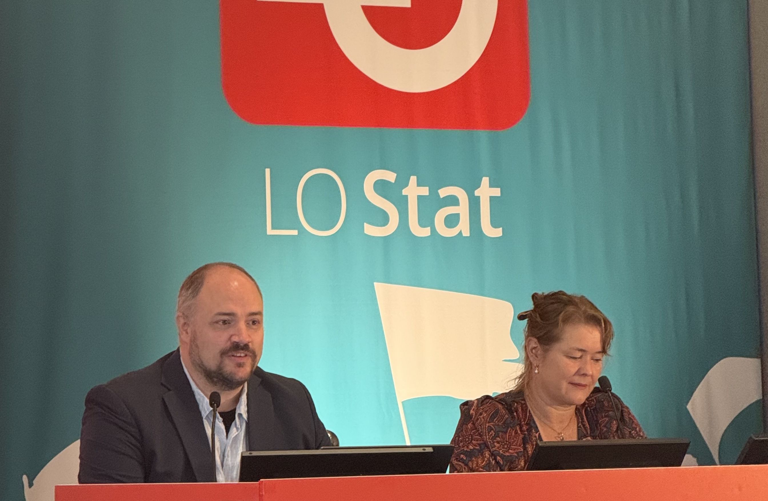 LO Stats representantskap ble gjennomført 16-17 september.  Hovedsak vedtektsendring for å rendyrke LO Stat som en medlemsorganisasjon for ansatte i statlige virksomheter, gjeldende fra 1. jan 2026. Foto fra dirigentbordet, der forbundssekretær Magnus Strømsvåg (NOF) sammen med Ingvild Vaggen Malvik (NTL) leddet representantskapet trygt gjennom vedtakene.