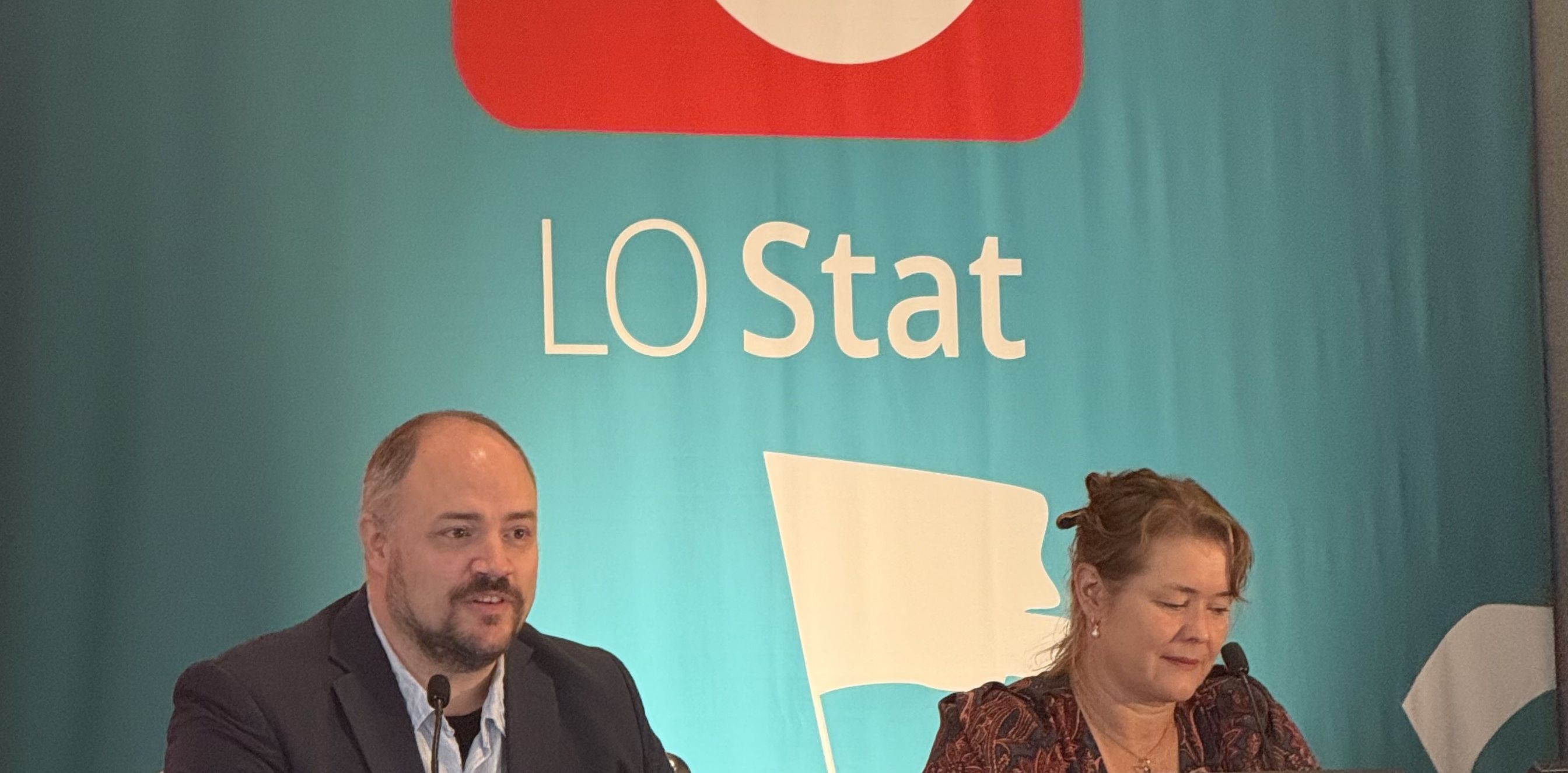 LO Stats representantskap ble gjennomført 16-17 september. Hovedsak vedtektsendring for å rendyrke LO Stat som en medlemsorganisasjon for ansatte i statlige virksomheter, gjeldende fra 1. jan 2026. Foto fra dirigentbordet, der forbundssekretær Magnus Strømsvåg (NOF) sammen med Ingvild Vaggen Malvik (NTL) leddet representantskapet trygt gjennom vedtakene.