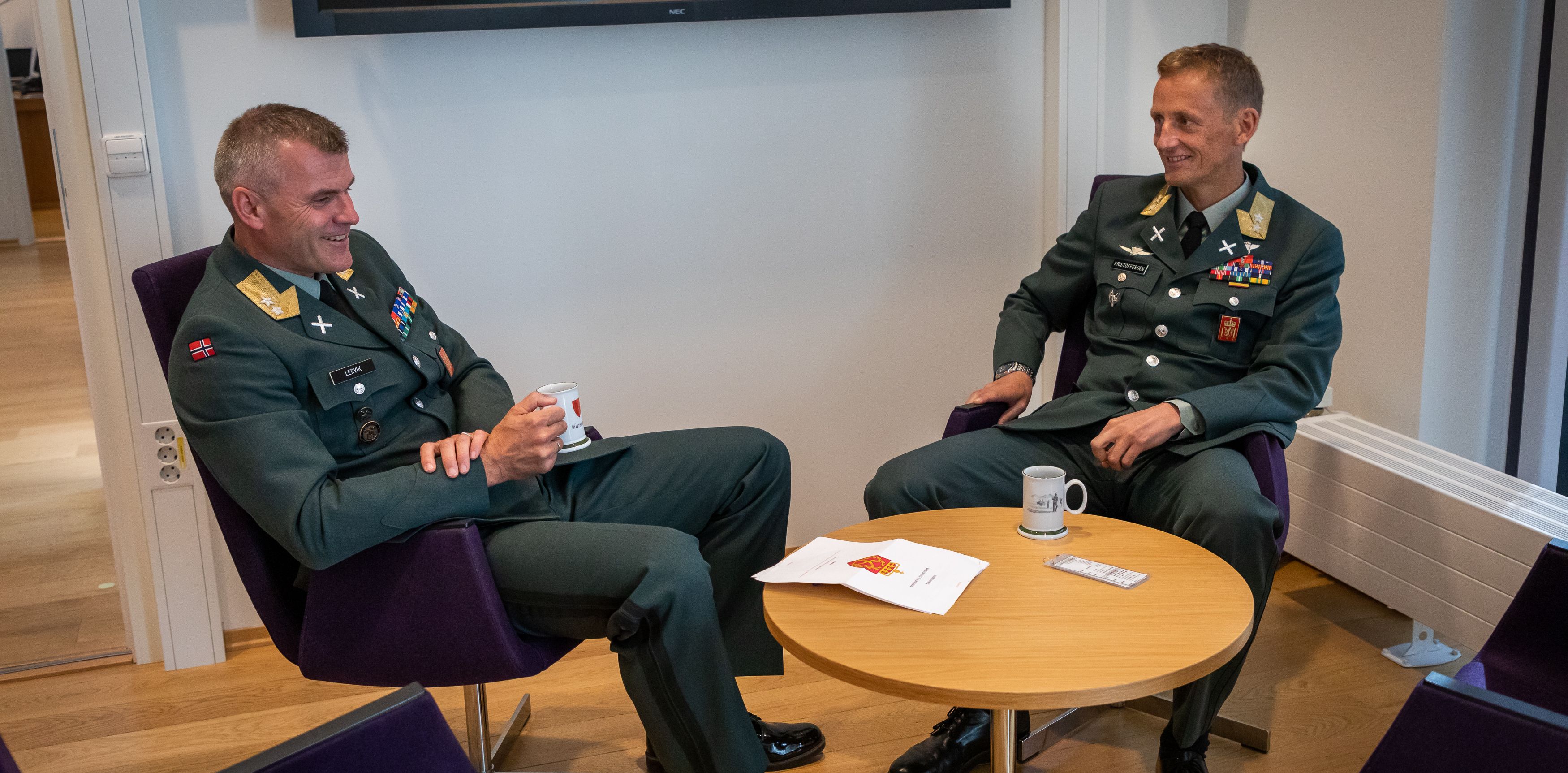 Joda, de kan saktens smile over god lønn, generalene Kristoffersen og Lervik. Men kunne gremmes over å ha sakket durabelig akterut på de siste tre-fire hundre år! (Foto: Forsvaret)
