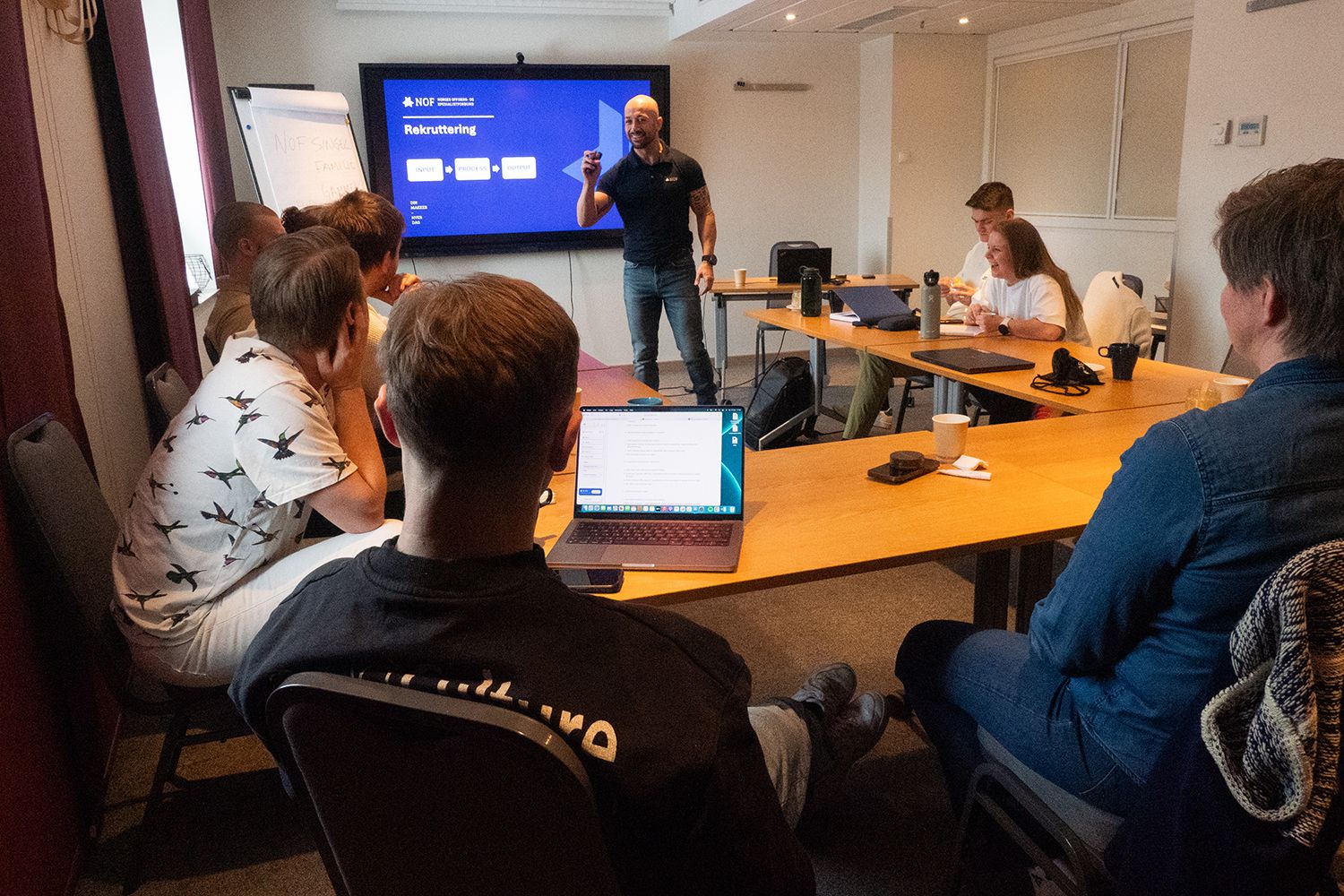Farhad Vålbekk Fard var en av flere som holdt foredrag for de unge NOF-ambassadørene. Foto: Sigurd Jørgensen