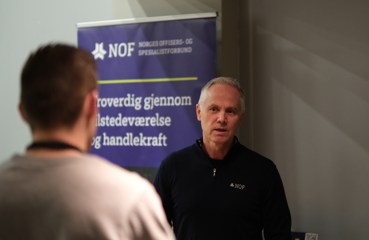 To personer i samtale.