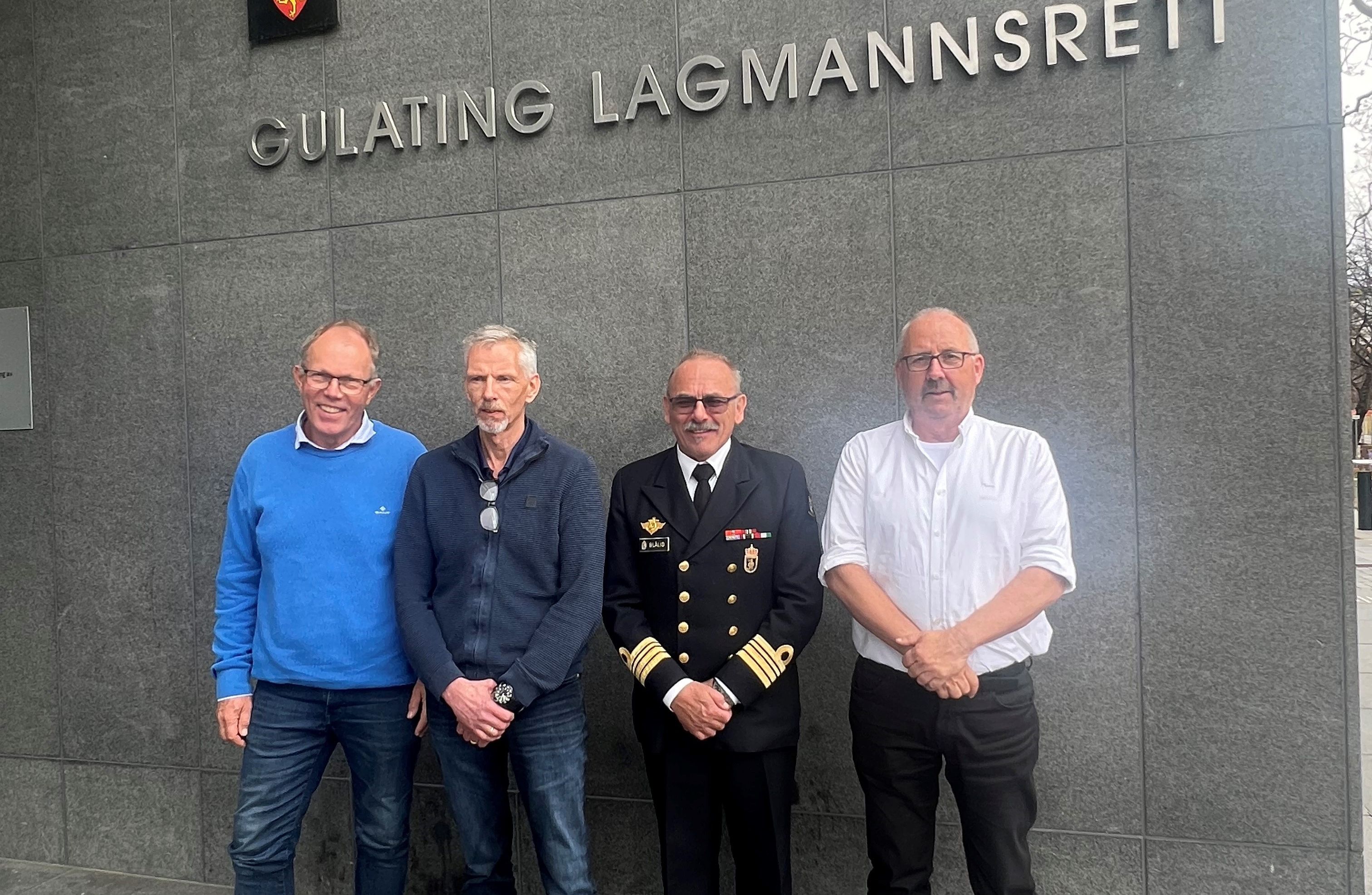 Bilde av personer utenfor Gulating Lagmannsrett