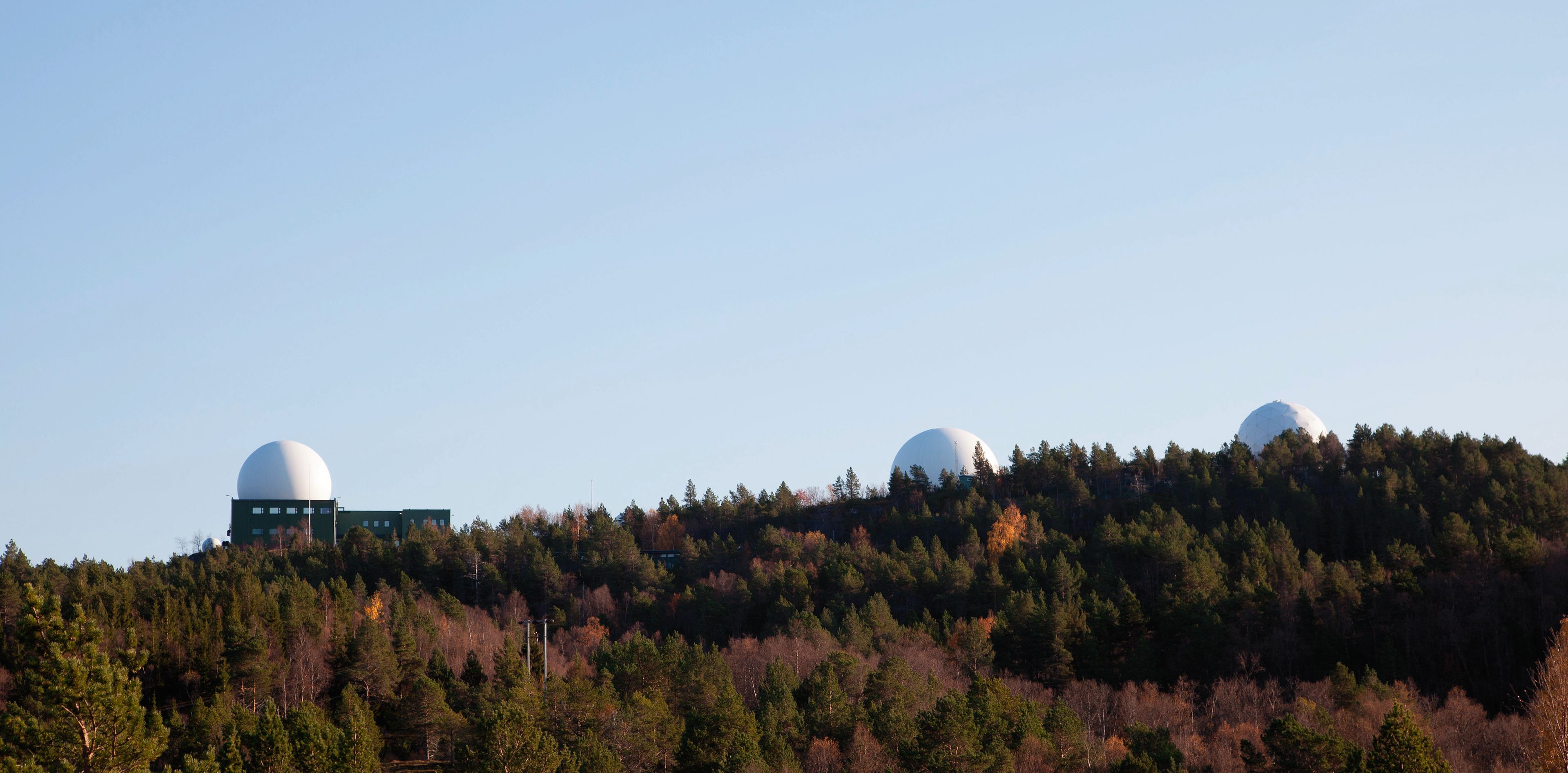 Ved Forsvarets stasjon Feuske hentes det inn informasjon fra satellitter i verdensrommet. Informasjon herfra er viktig i etterretningsamarbeidet mellom Norge og USA. Foto:Forsvaret