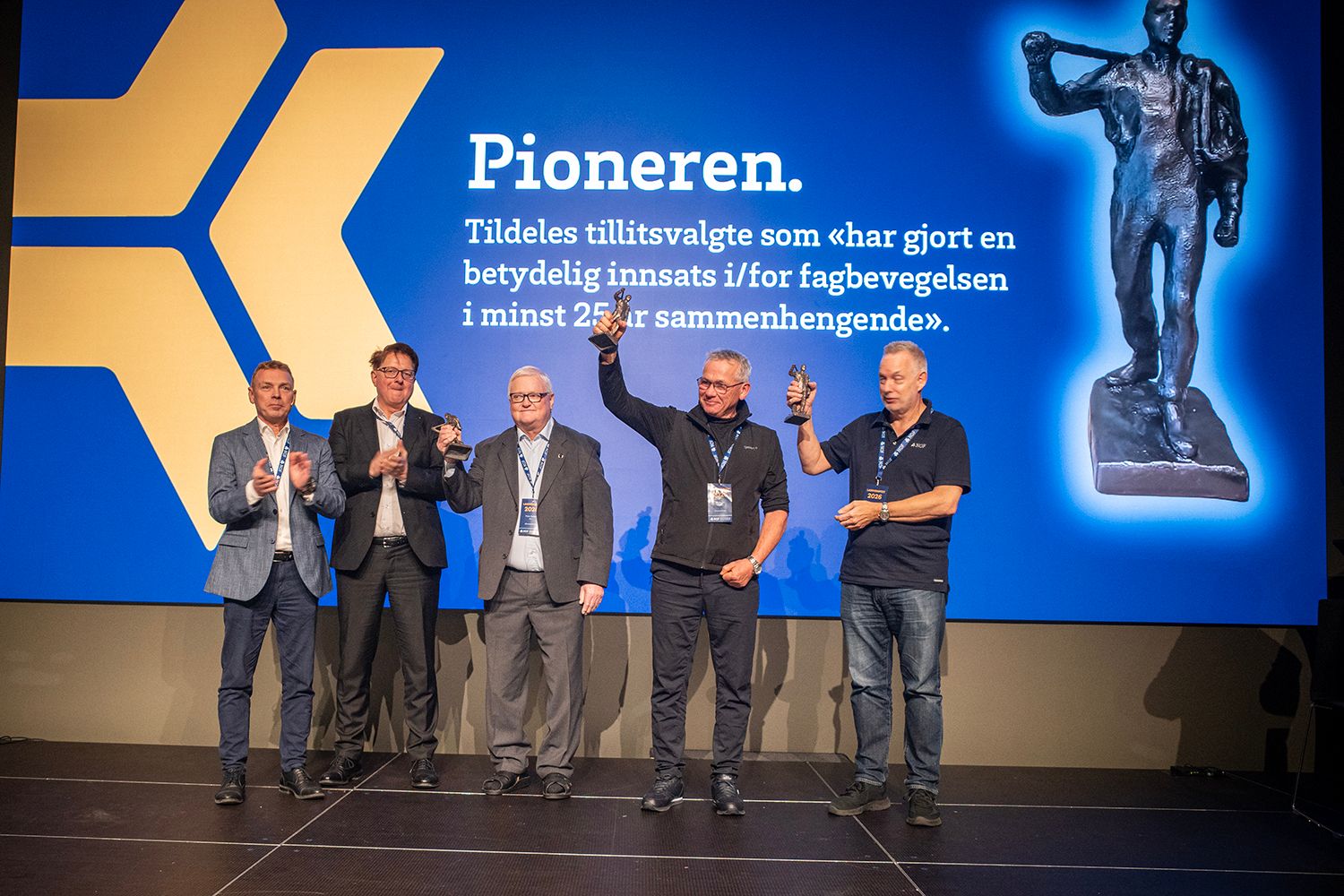 NOFs nestleder Arne Markus Svendsen og Forbundsleder Staale I Reiten delte ut Pionerprisen til Peter Andre Moe, Pål Nygård og Thor Manum,
