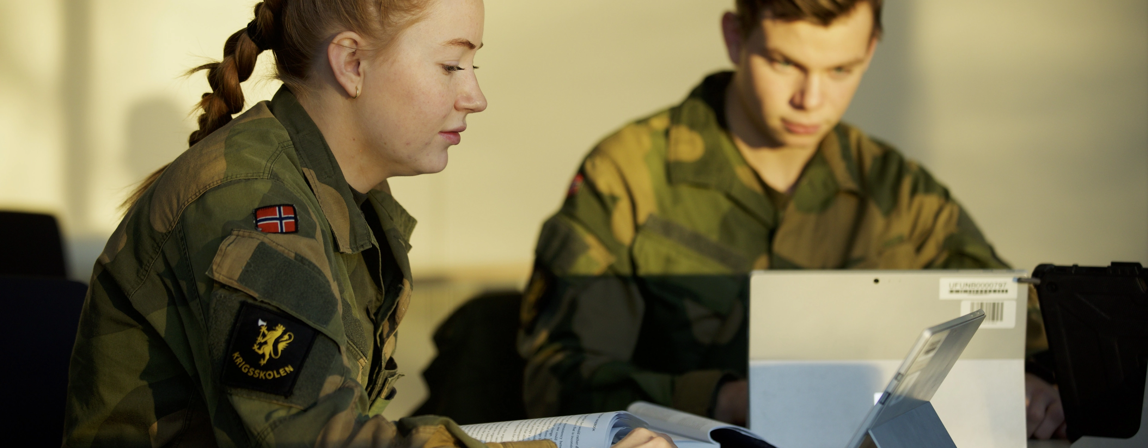 To kadetter ser på datamaskin