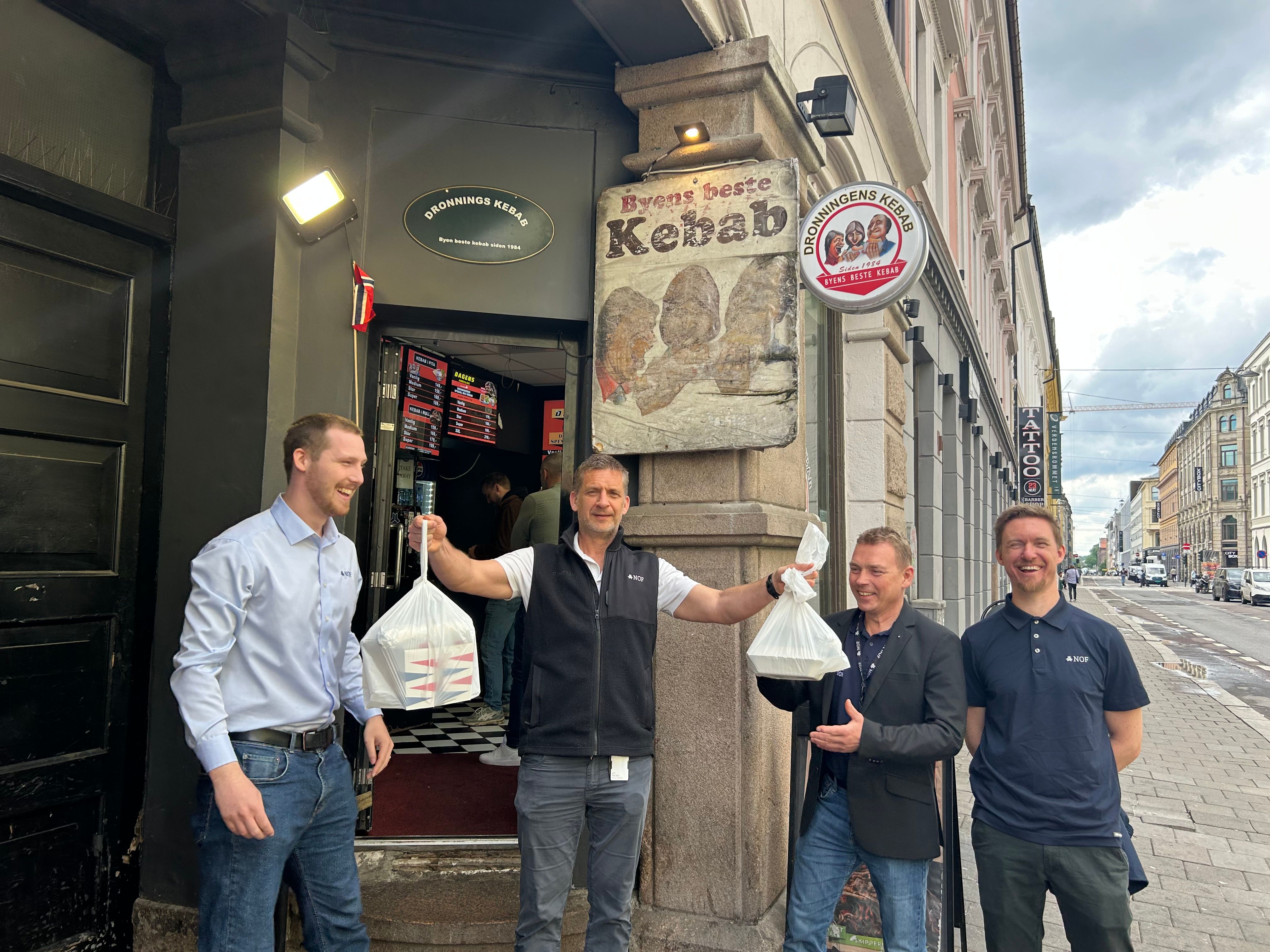 NOF-gjeng med innkjøpt kebab til lunsj