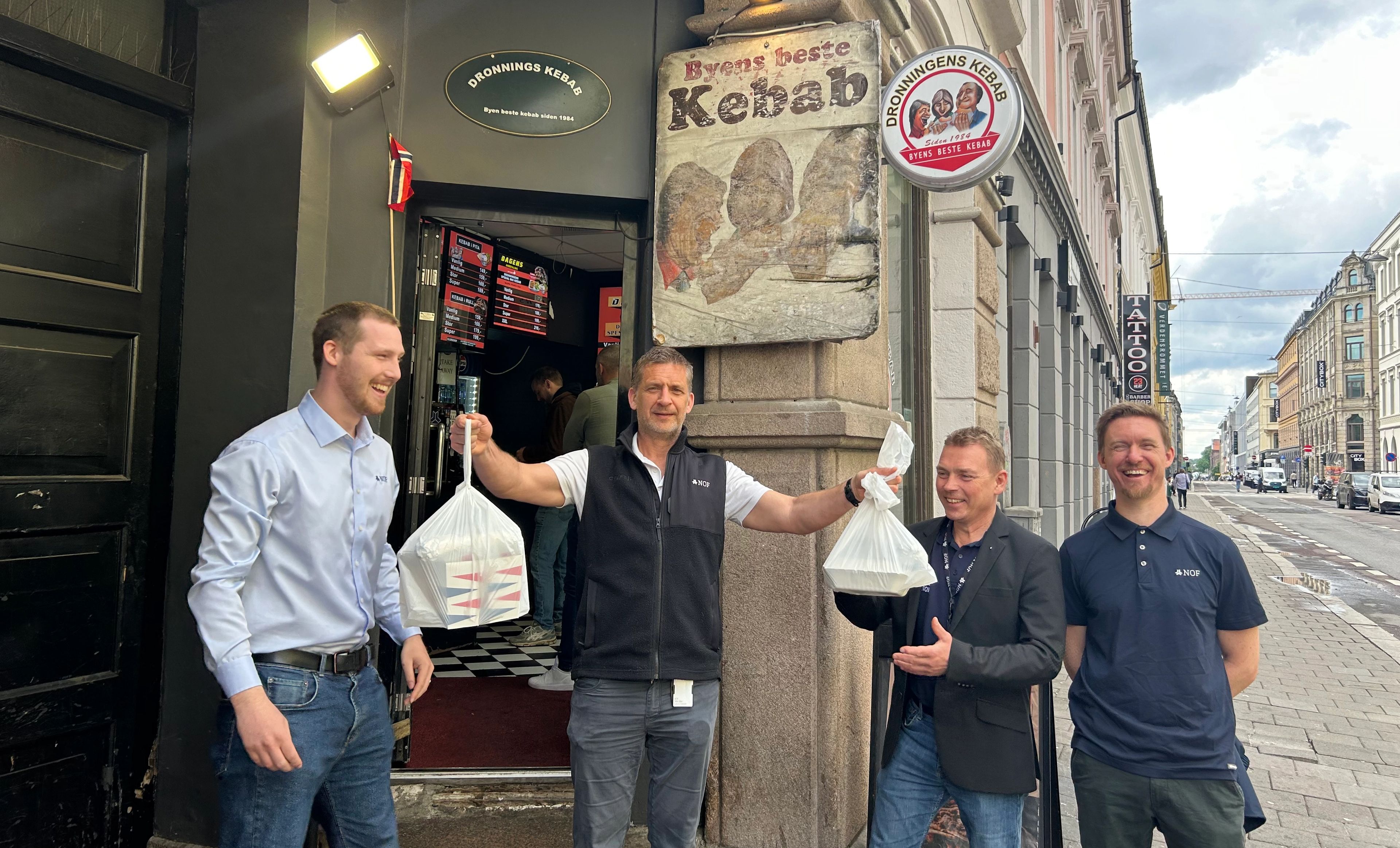 NOF-gjeng med innkjøpt kebab til lunsj