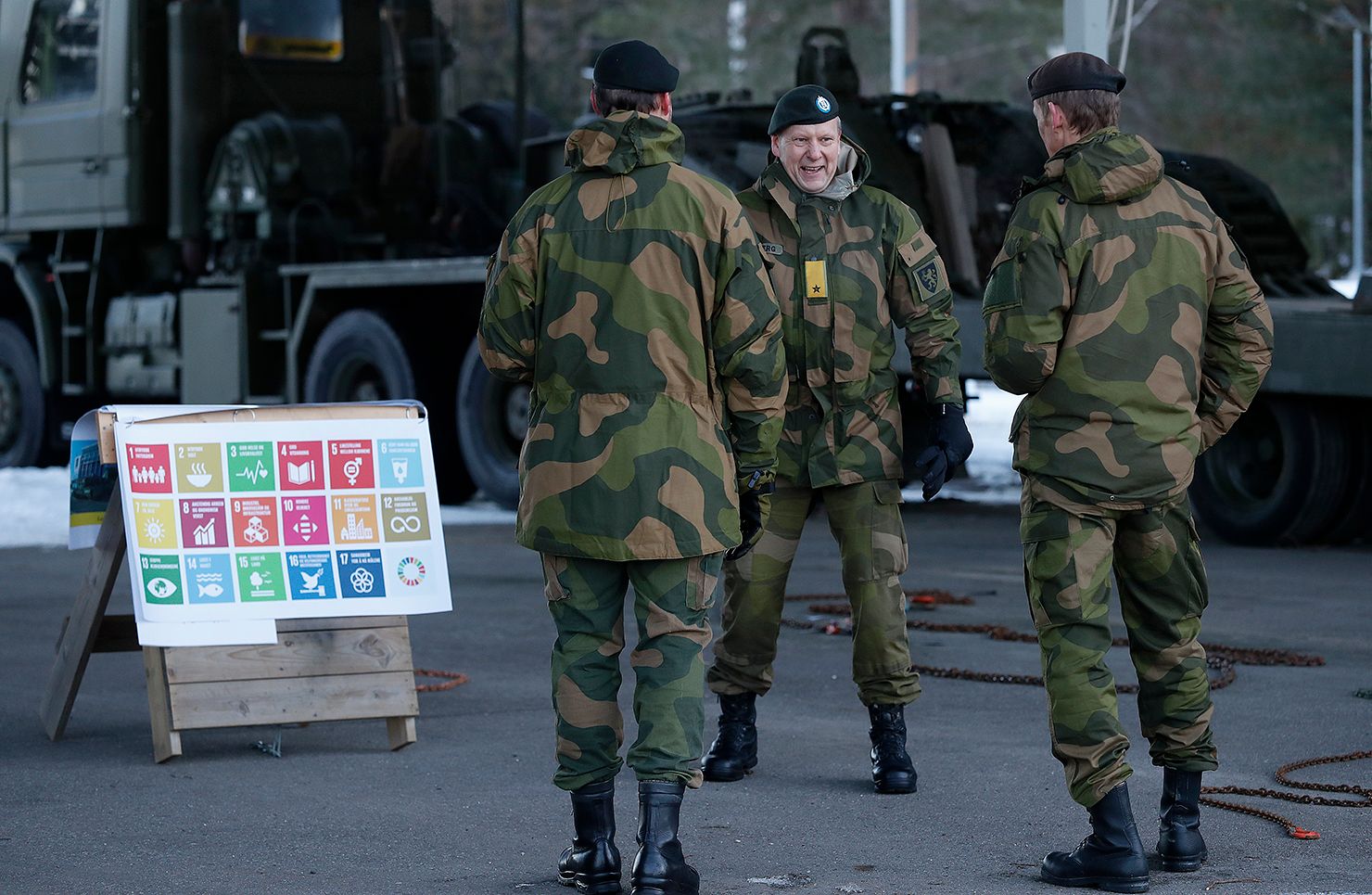 Sjef Nasjonalt logistikk operasjonssenter Brigader Anders Jernberg holder en brief til Kronprins Haakon og Forsvassjef General Eirik Kristoffersen-. Foto: Torbjørn Kjosvold/Forsvaret