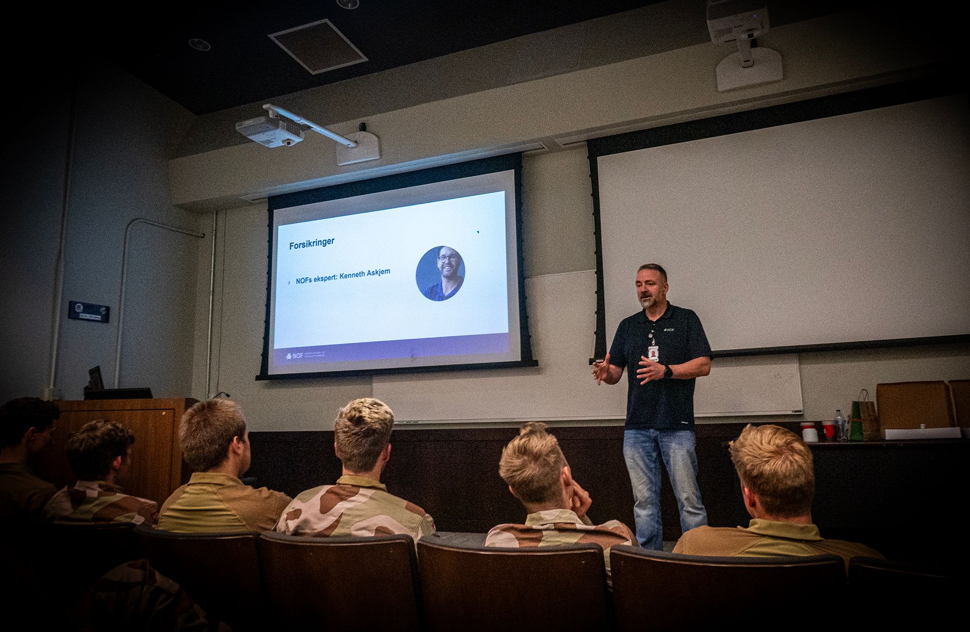 Vi fikk anledning til å besøke arbeidsplassen og høre presentasjoner fra norske ansatte, noe som ga verdifull innsikt. Deretter holdt vi en faglig sesjon med dialog om lønnsoppgjøret 2025, avtale- og pensjonsspørsmål samt informasjon om NOFs nye forsikringstilganger.