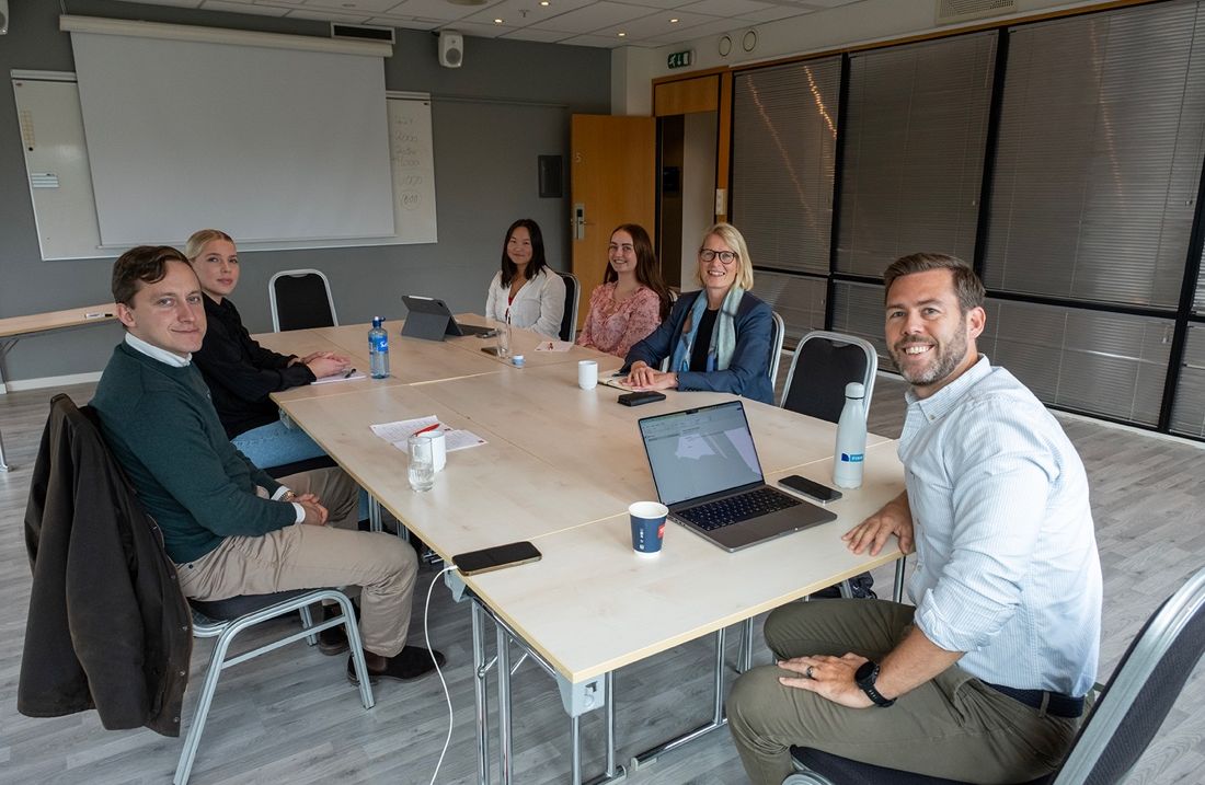 Bilde av NOF sitt ungdomsutvalg med HR direktør i Forsvaret Cecilie Heuch