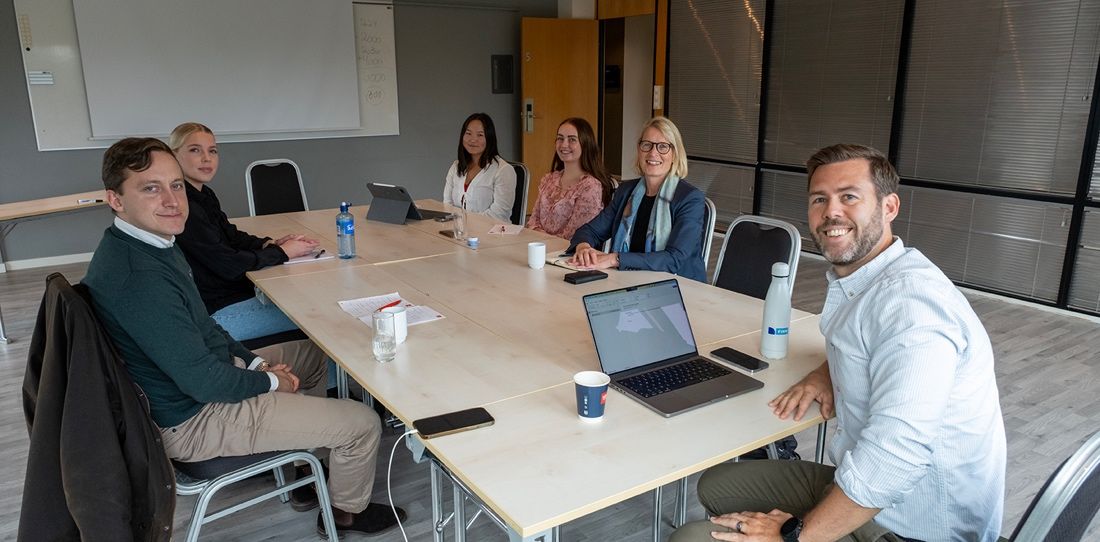 Bilde av NOF sitt ungdomsutvalg med HR direktør i Forsvaret Cecilie Heuch