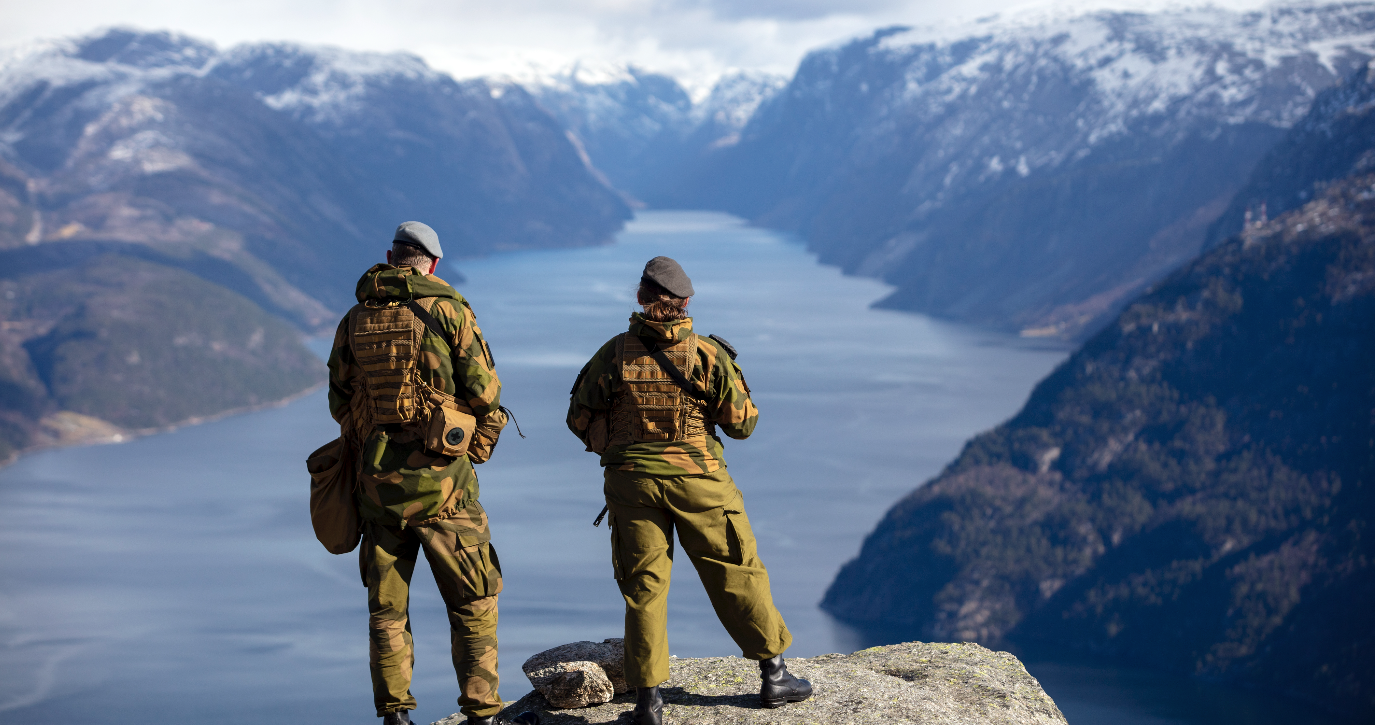 Soldater som ser utover fjorden