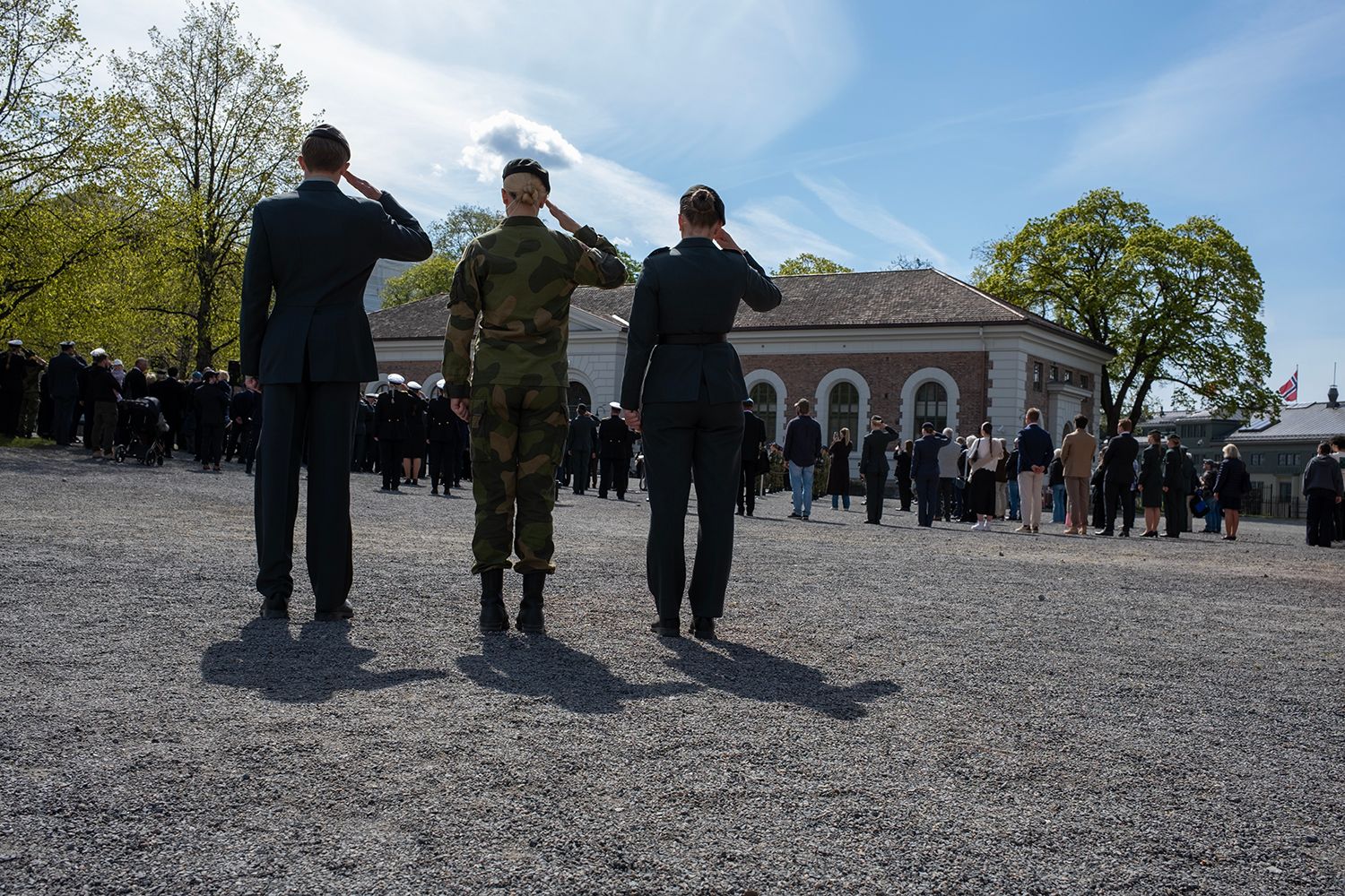 Det ble en vakker vårdag og verdig markering av slutten på andre verdenskrig. Samtidig ble veteraner hedret for sin innsats i nasjonal og internasjonal tjeneste. 