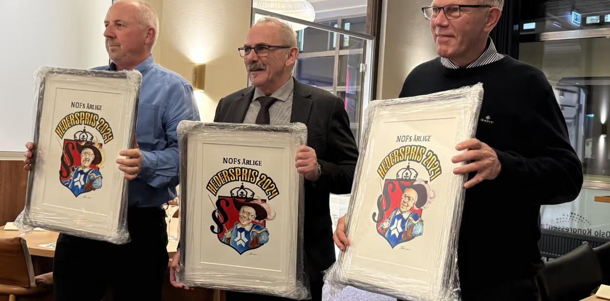 NOFs hederspris 2024, fra venstre: Roar Lund, Charles Blålid og Jonny Roaldsand. Roar Lund gikk av med pensjon i 2019 etter 37 år i Forsvaret. Han hadde da i flere år engasjert seg i pensjonssaken. Foto: NOF
