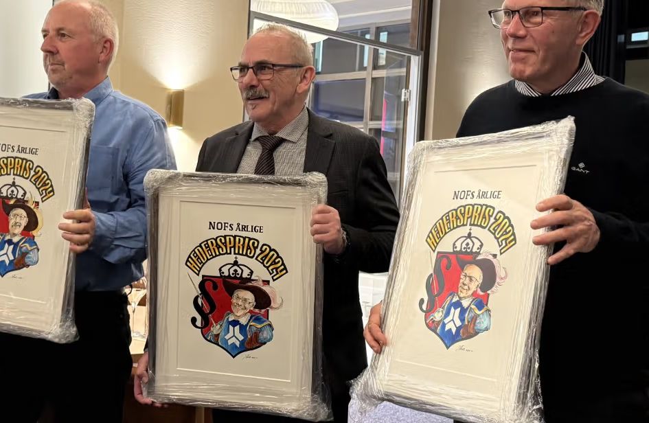 NOFs hederspris 2024, fra venstre: Roar Lund, Charles Blålid og Jonny Roaldsand. Roar Lund gikk av med pensjon i 2019 etter 37 år i Forsvaret. Han hadde da i flere år engasjert seg i pensjonssaken. Foto: NOF