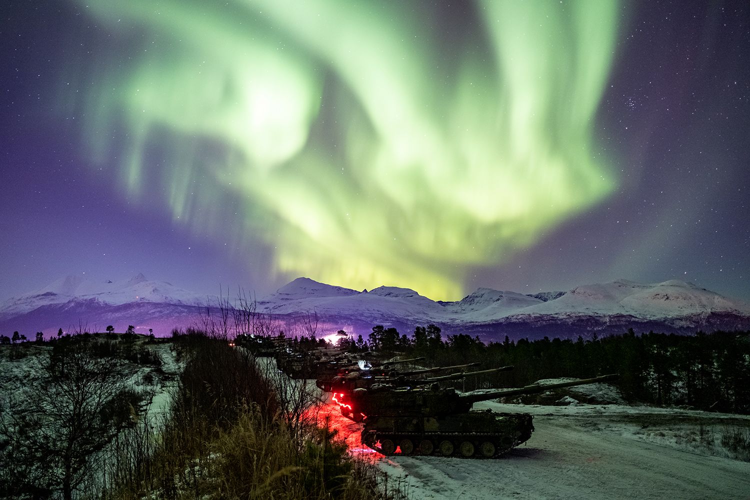 Brigade Nord under nordlyset i Setermoen skytefelt. Foto: Ole-Sverre Haugli/Forsvaret