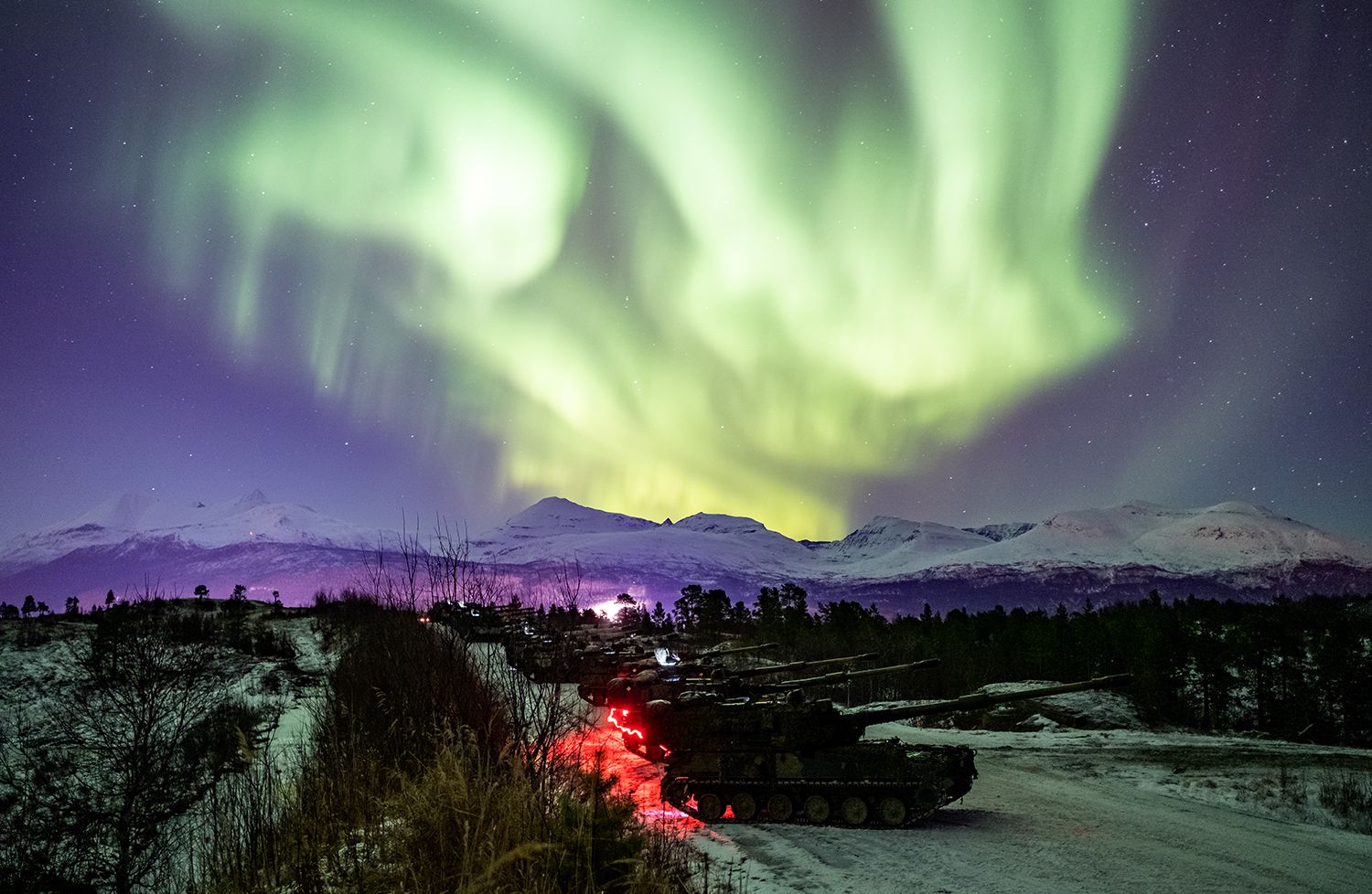 Brigade Nord under nordlyset i Setermoen skytefelt. Foto: Ole-Sverre Haugli/Forsvaret