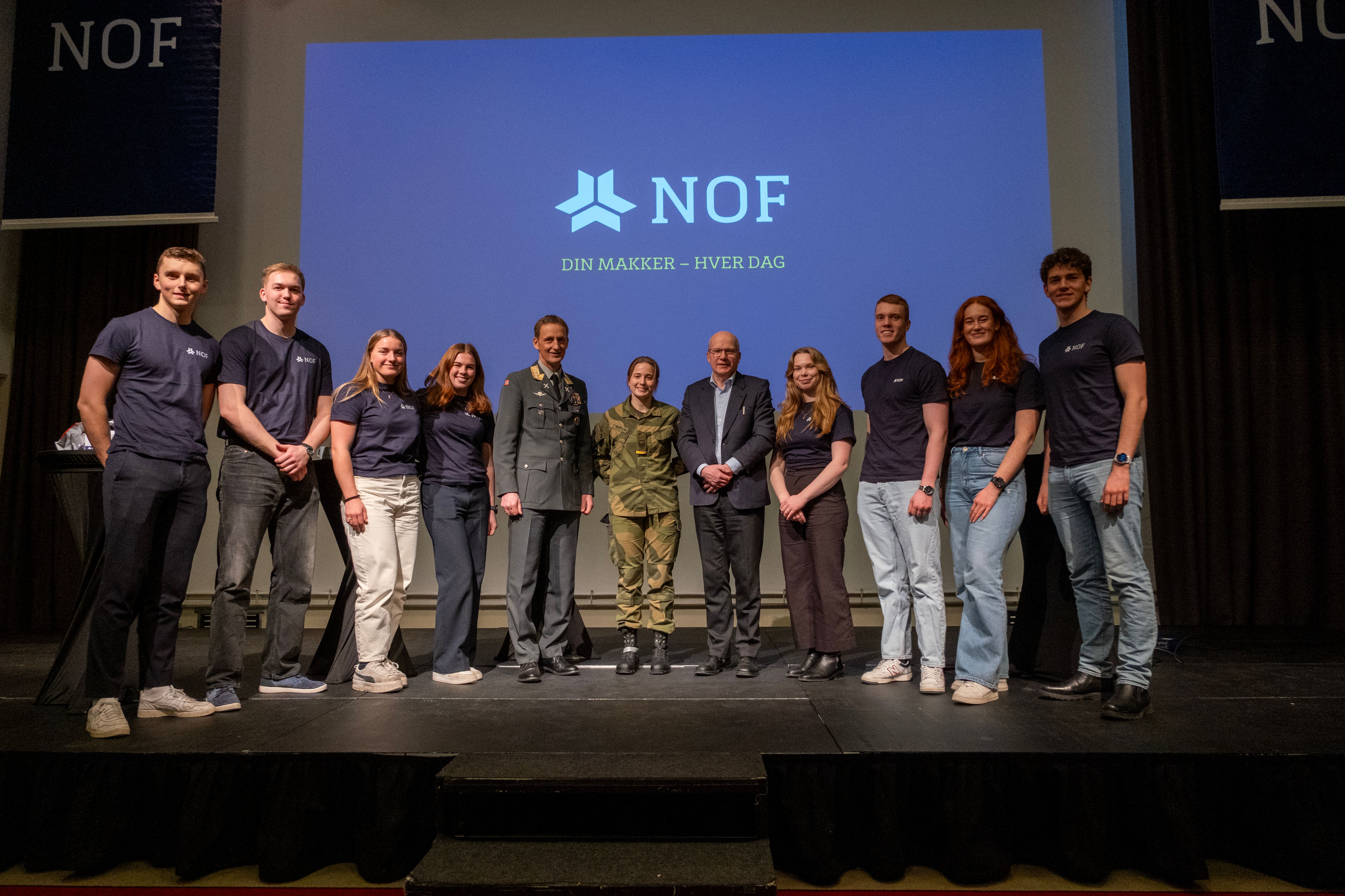 Bilde av kadetter og forsvarssjefen