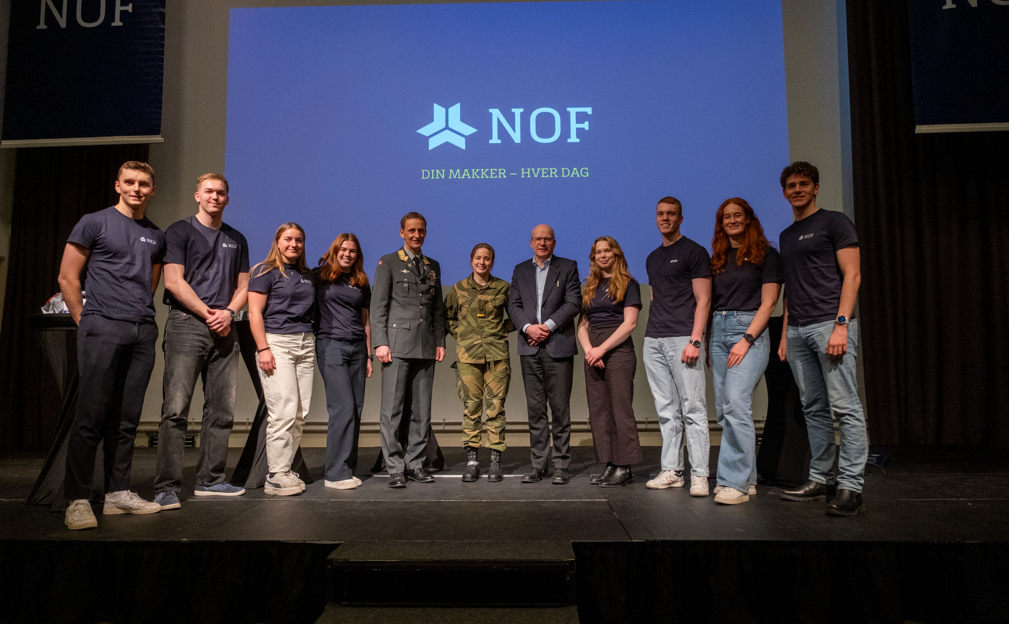 Bilde av kadetter og forsvarssjefen