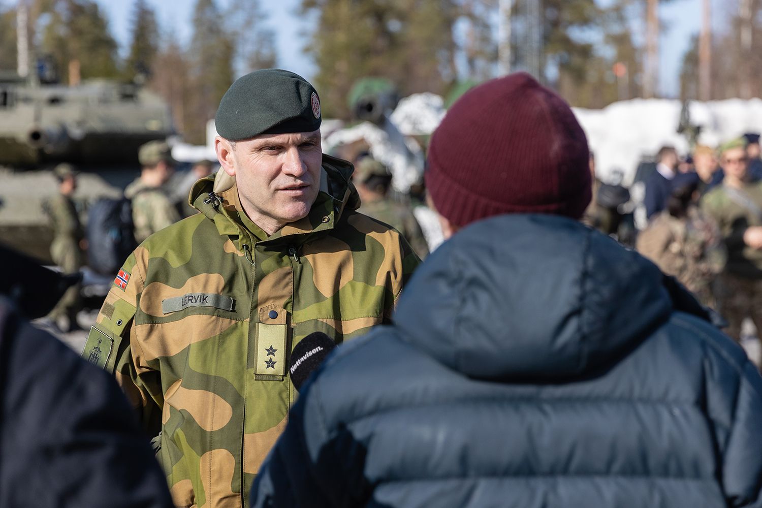 Bildetekst: Sjef hæren, Generalmajor Lars S. Lervik svarer på spørsmål fra pressen under en  besøksdag på Rena i forbindelse med øvelsen Cold Response 2022. Foto: Sivert Brautaset / Forsvaret 