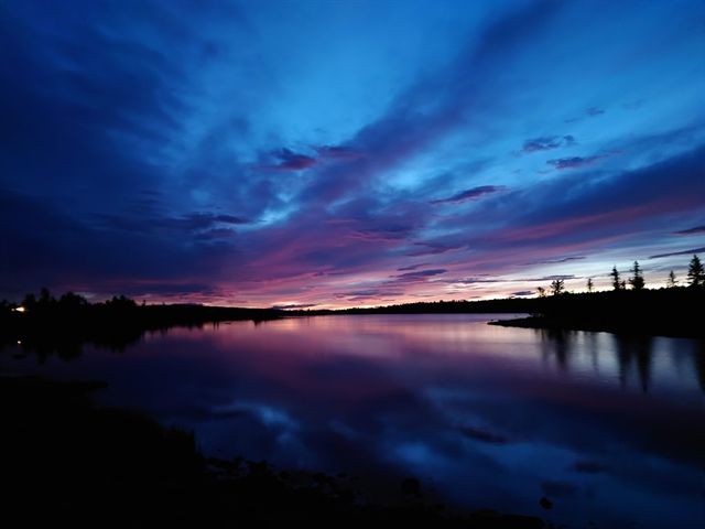 Rosa og pen himmel i overkant av et vann