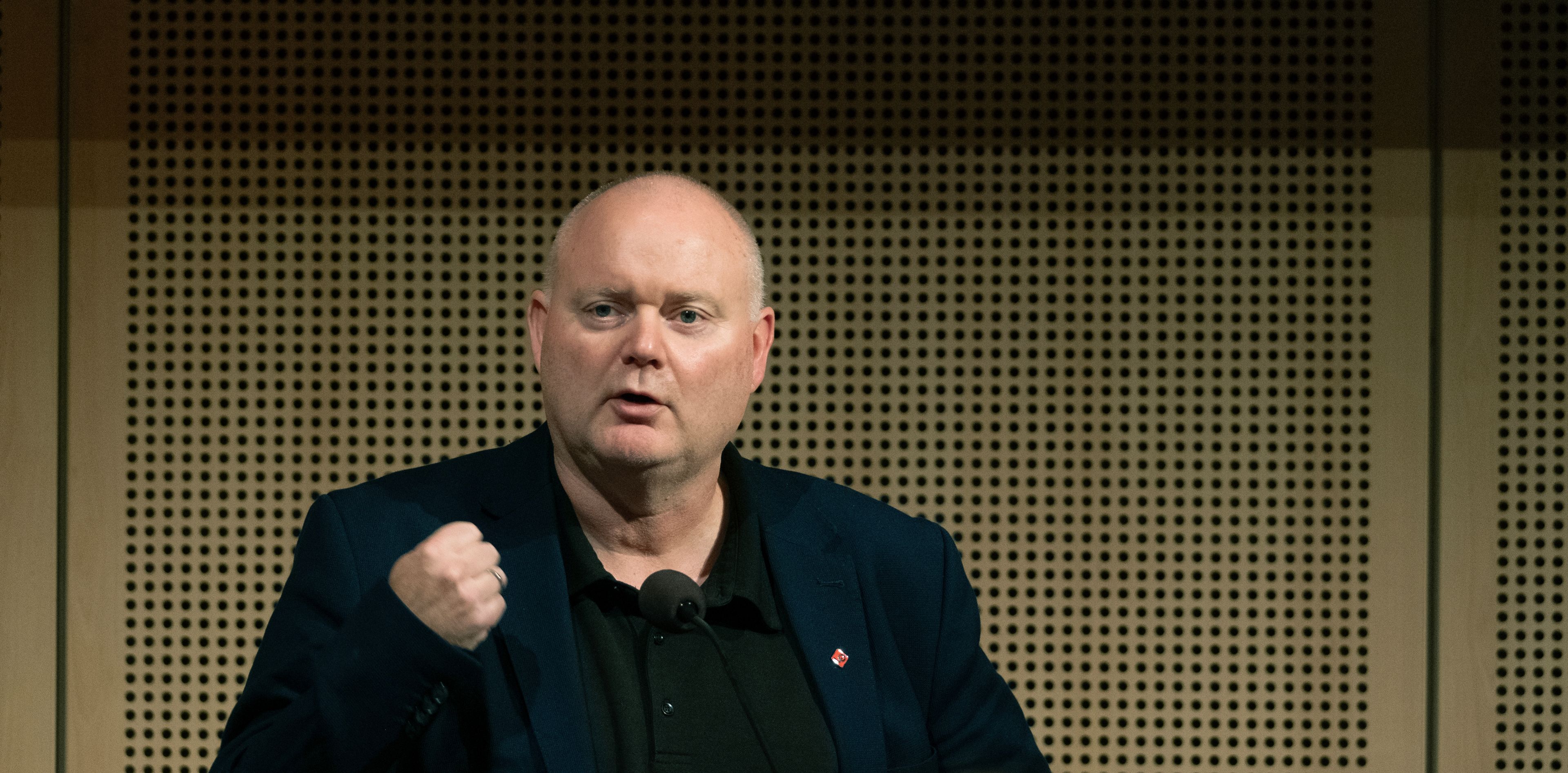 Bidle av LO-sekretær Are Tomasgard på podiet