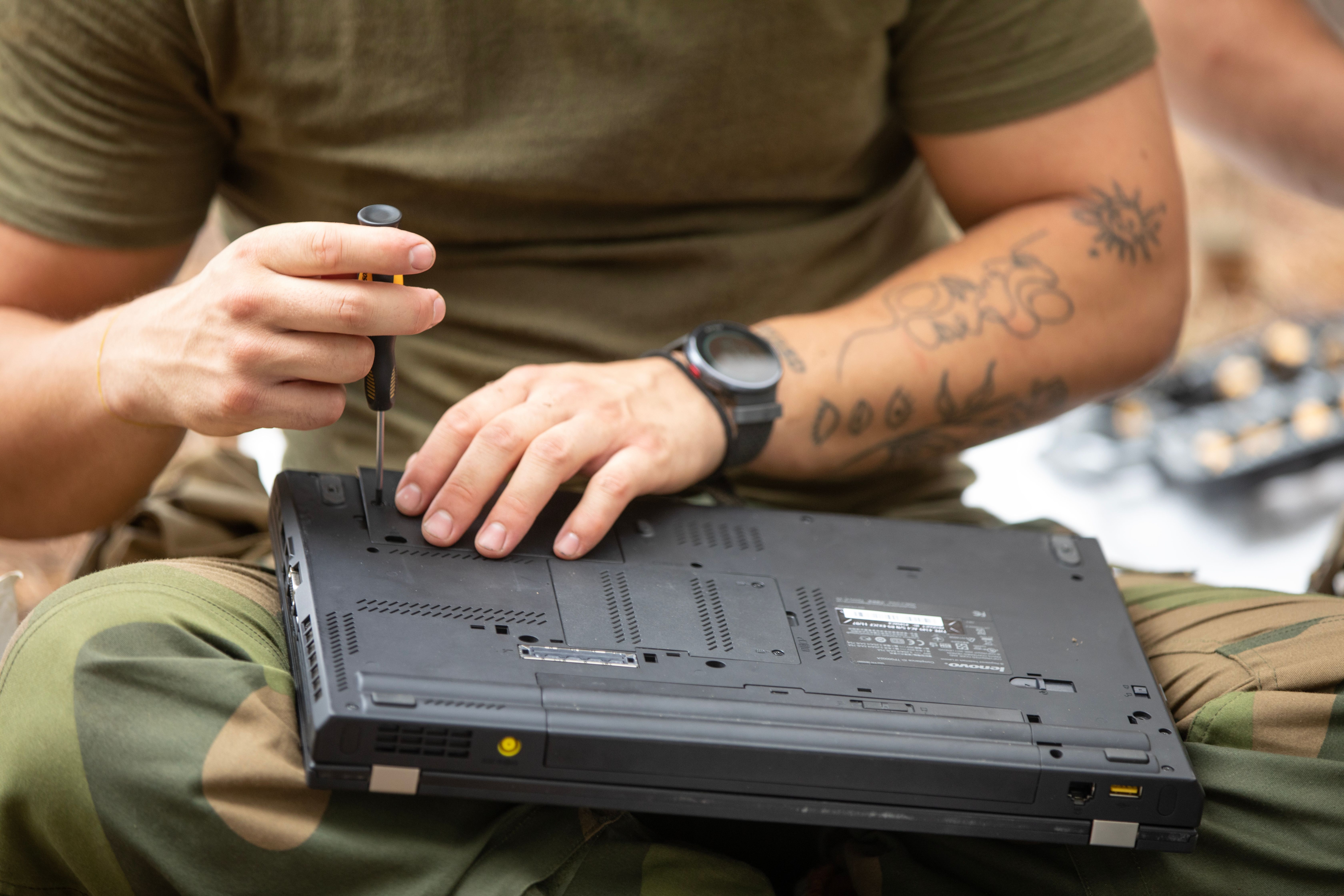 Soldat som reparerer en PC