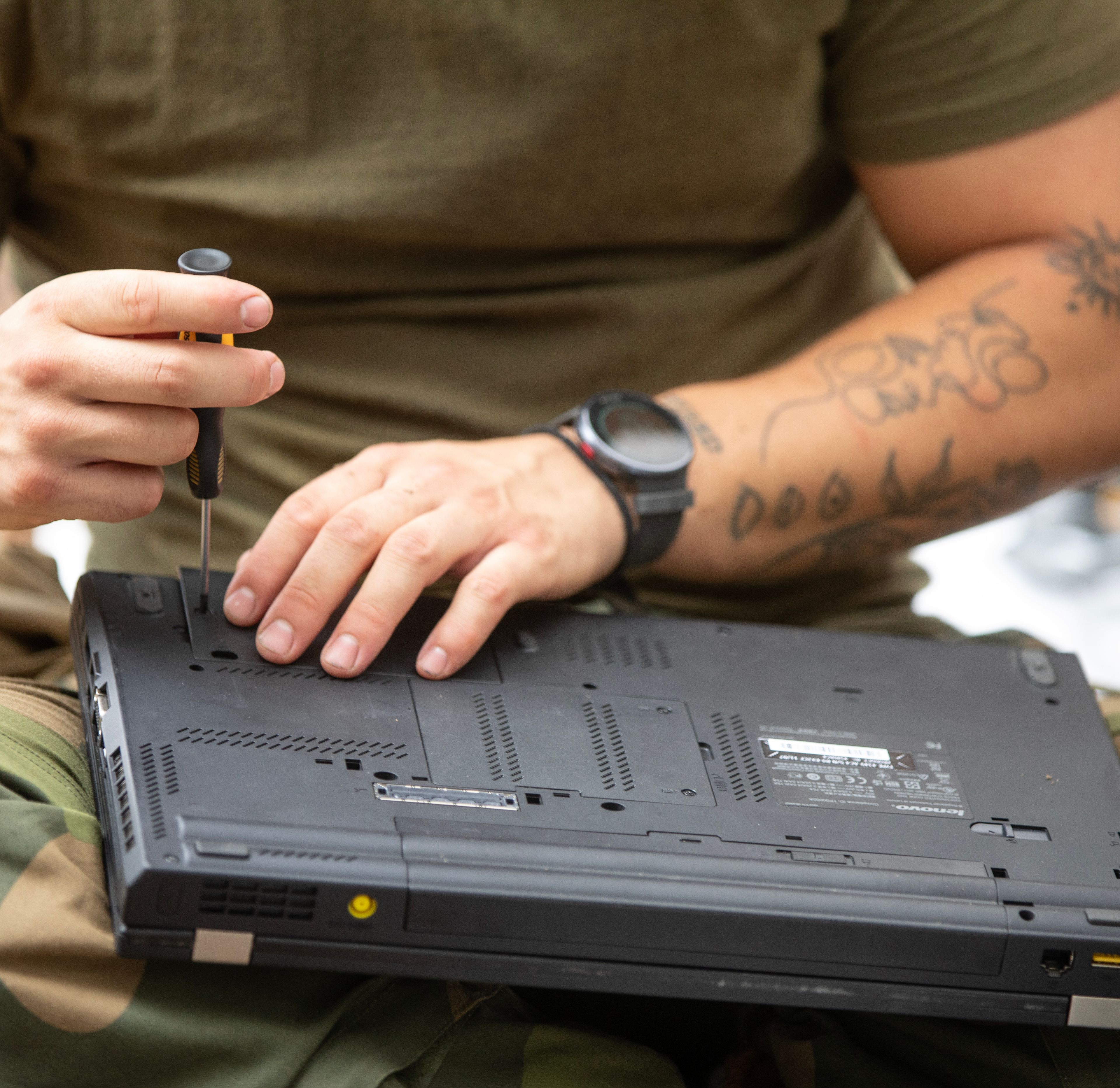 Soldat som reparerer en PC