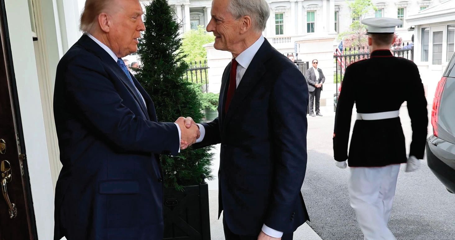PÅ BESØK: Statsminister Jonas Gahr Støre hilser på president Donald Trump i Det hvite hus. Foto: Regjeringen.