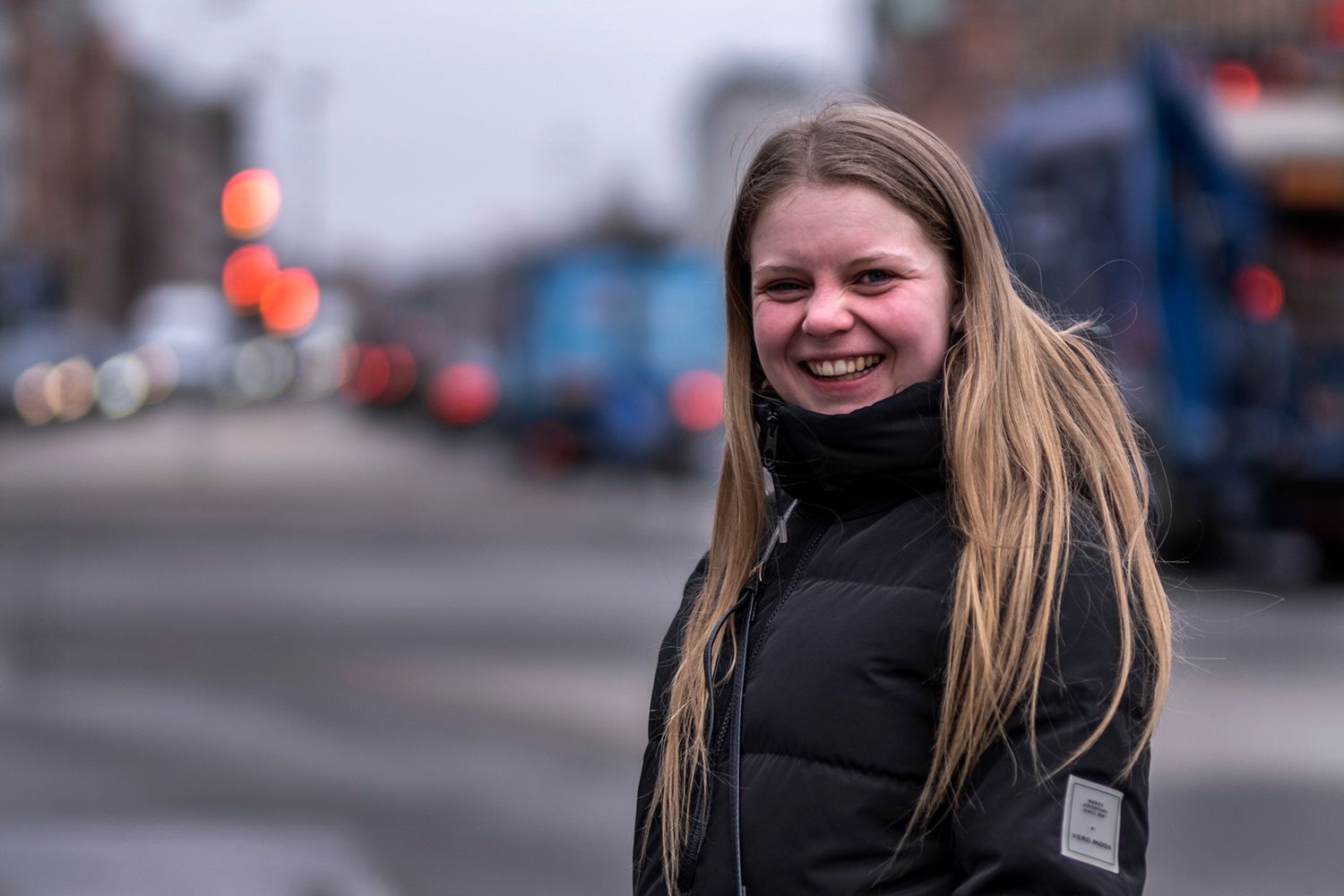 Glad jente som smiler