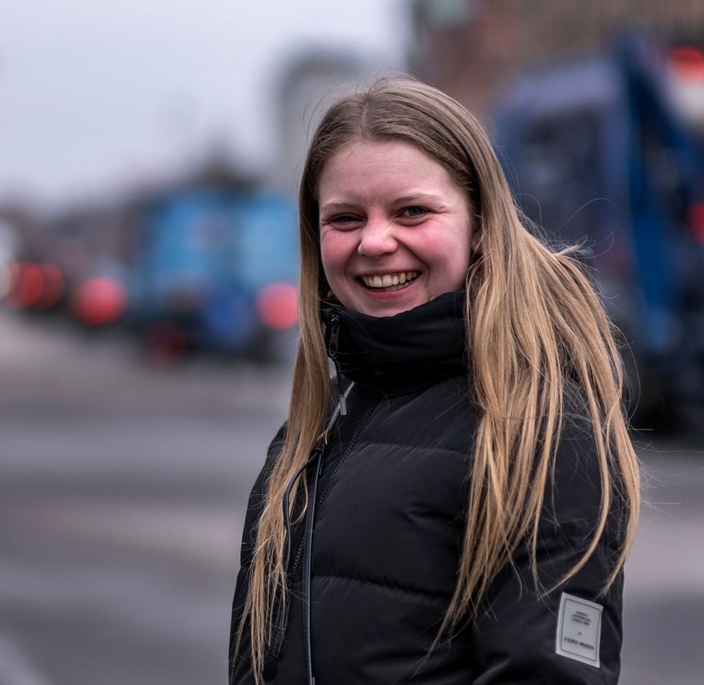 Glad jente som smiler