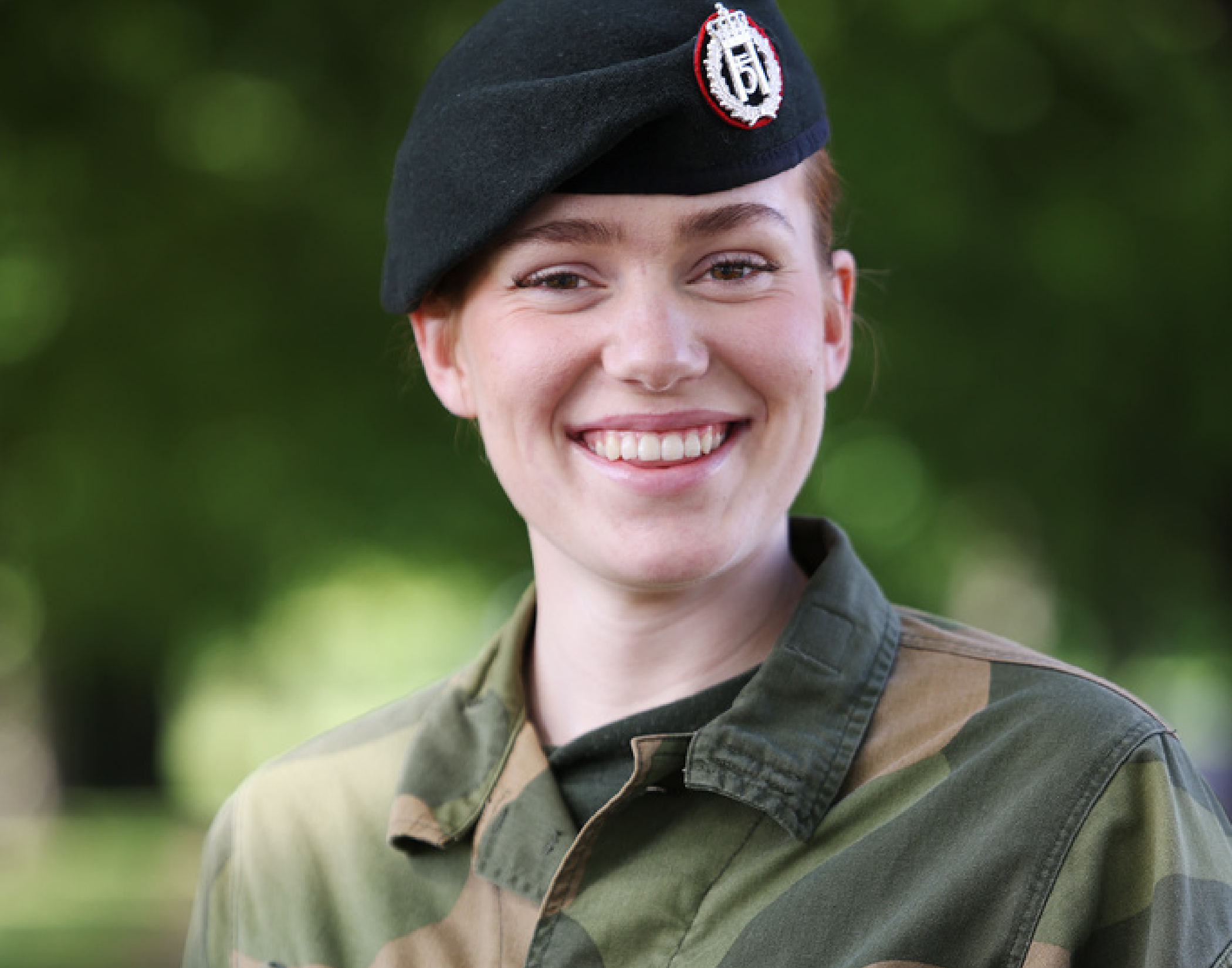 Smilende jente i uniform