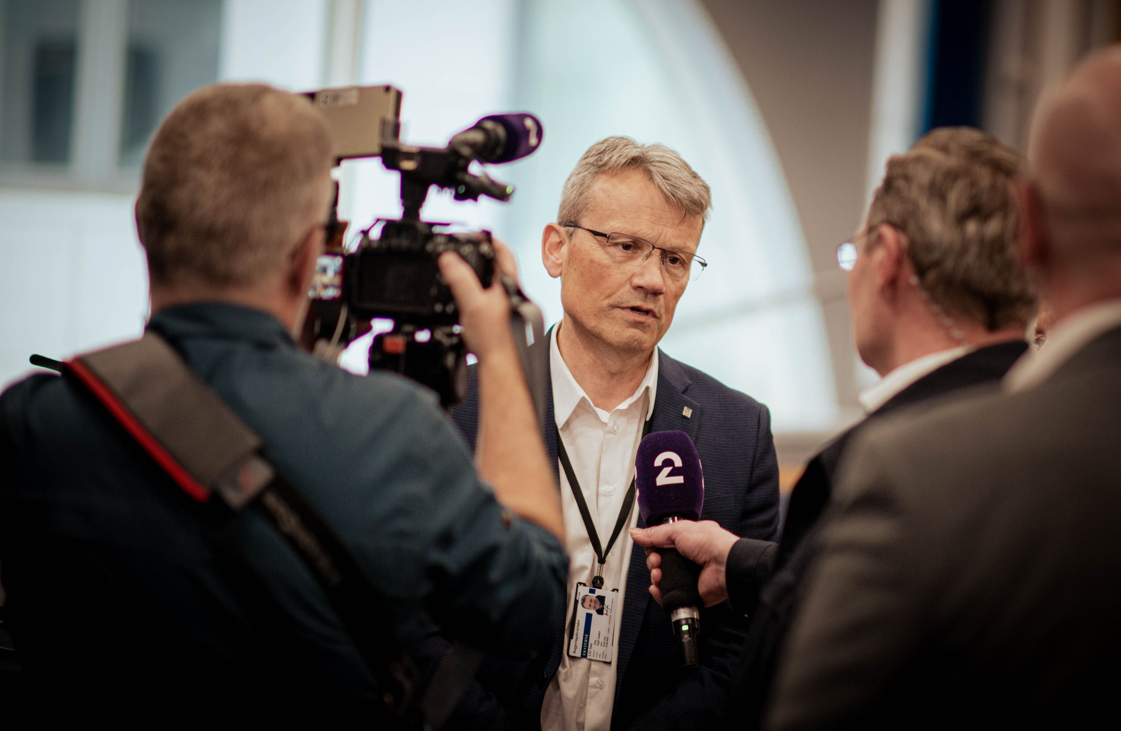 Journalister intervjuer mann.