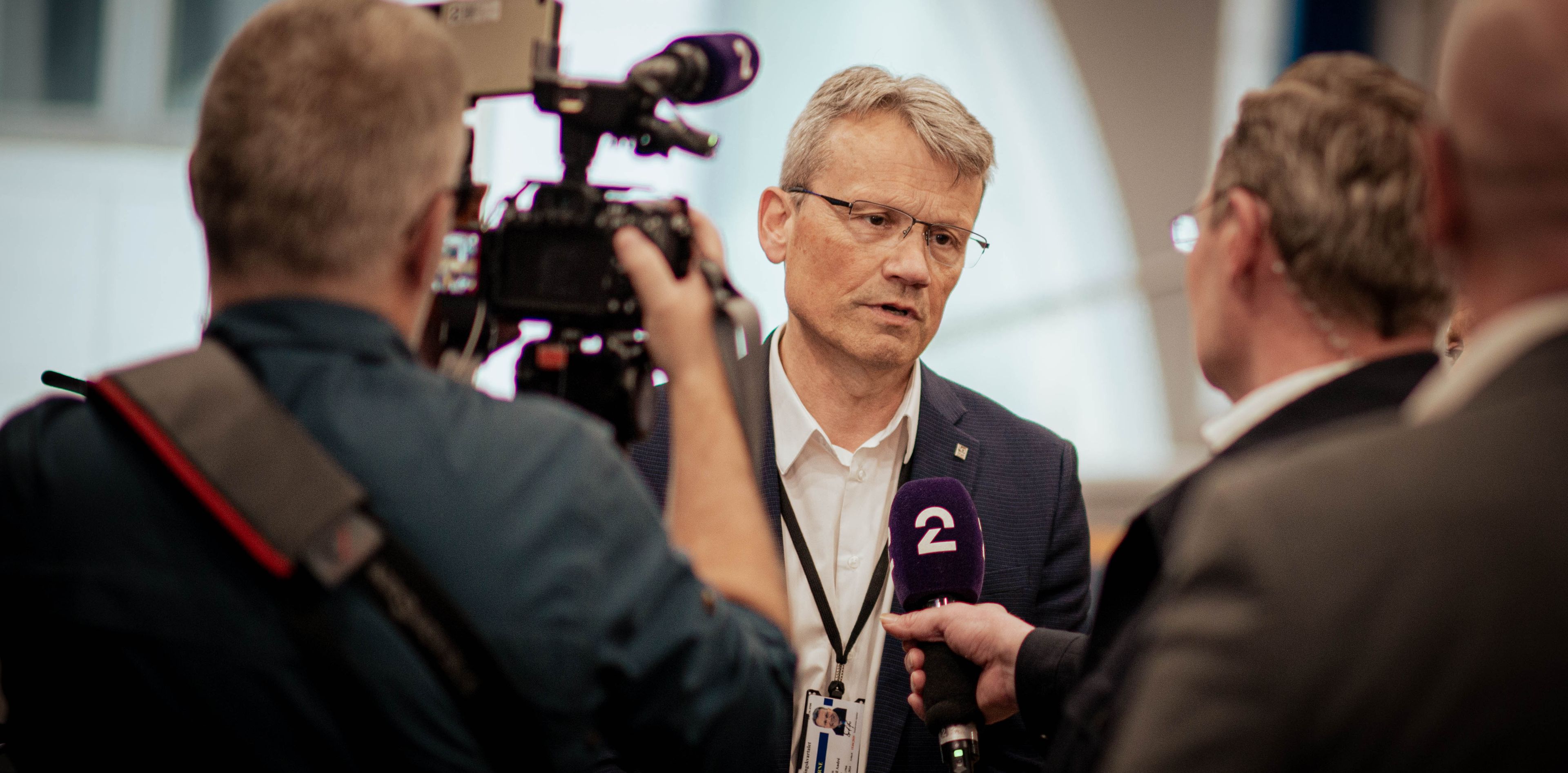 Journalister intervjuer mann.