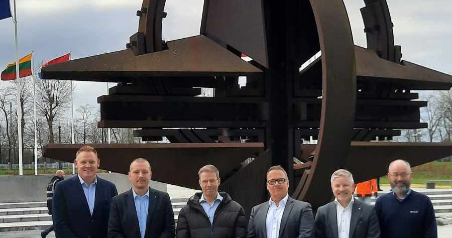 Personer foran NATO monument