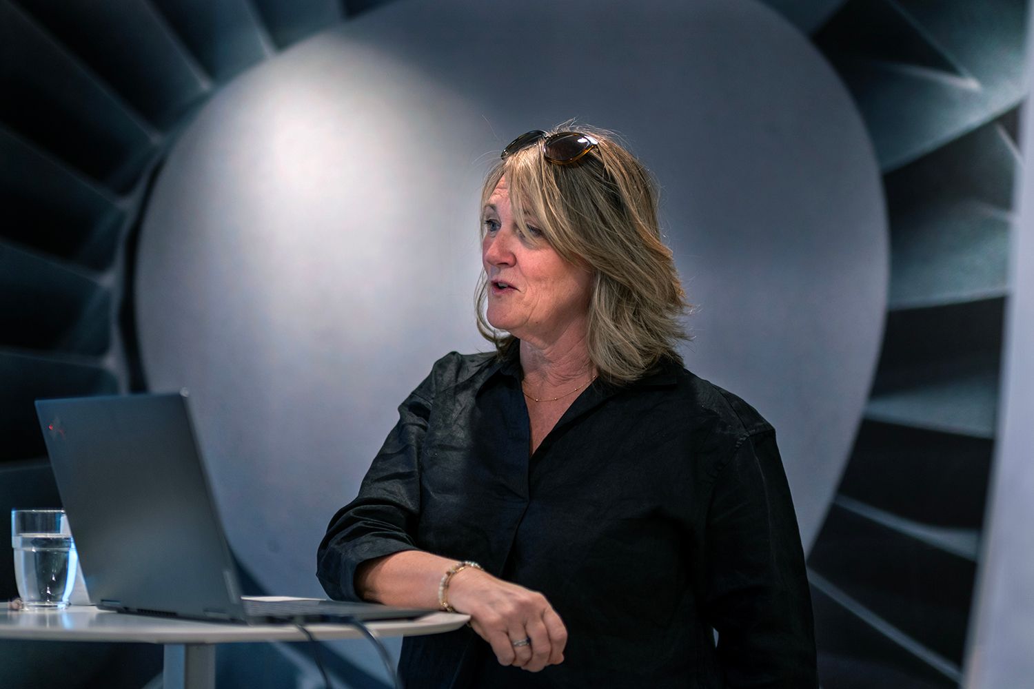 Gro Kværnå er NOFs jurist. Hun har lang erfaring med varsling og mener man ofte kan løse sakene på et lavere nivå. Her under et foredrag om varsling på et av NOF sine mange kurs. Foto: Torgrim Halvari