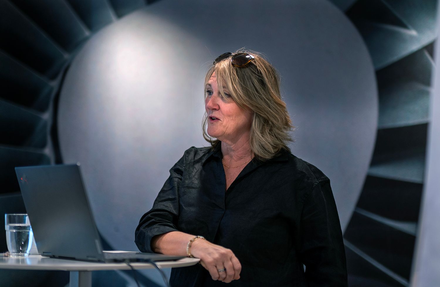 Gro Kværnå er NOFs jurist. Hun har lang erfaring med varsling og mener man ofte kan løse sakene på et lavere nivå. Her under et foredrag om varsling på et av NOF sine mange kurs. Foto: Torgrim Halvari