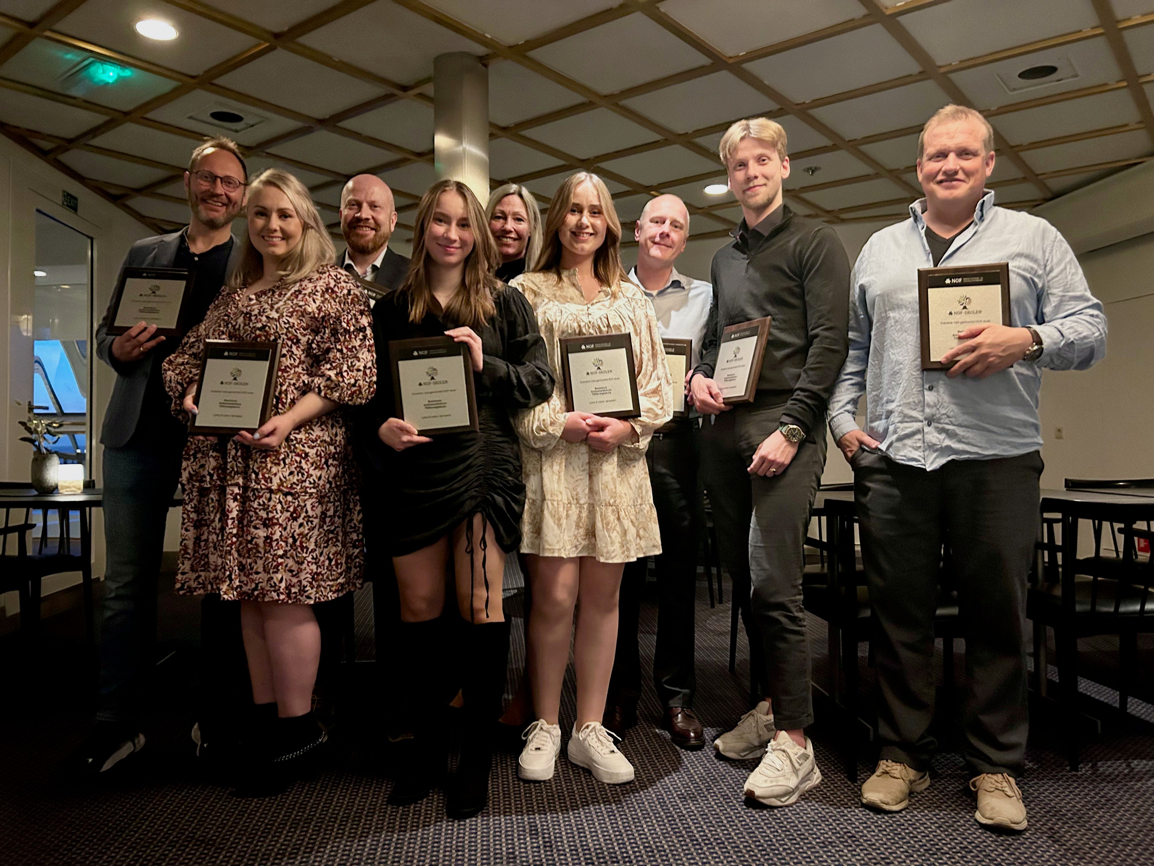 Kursdeltakere med plakett